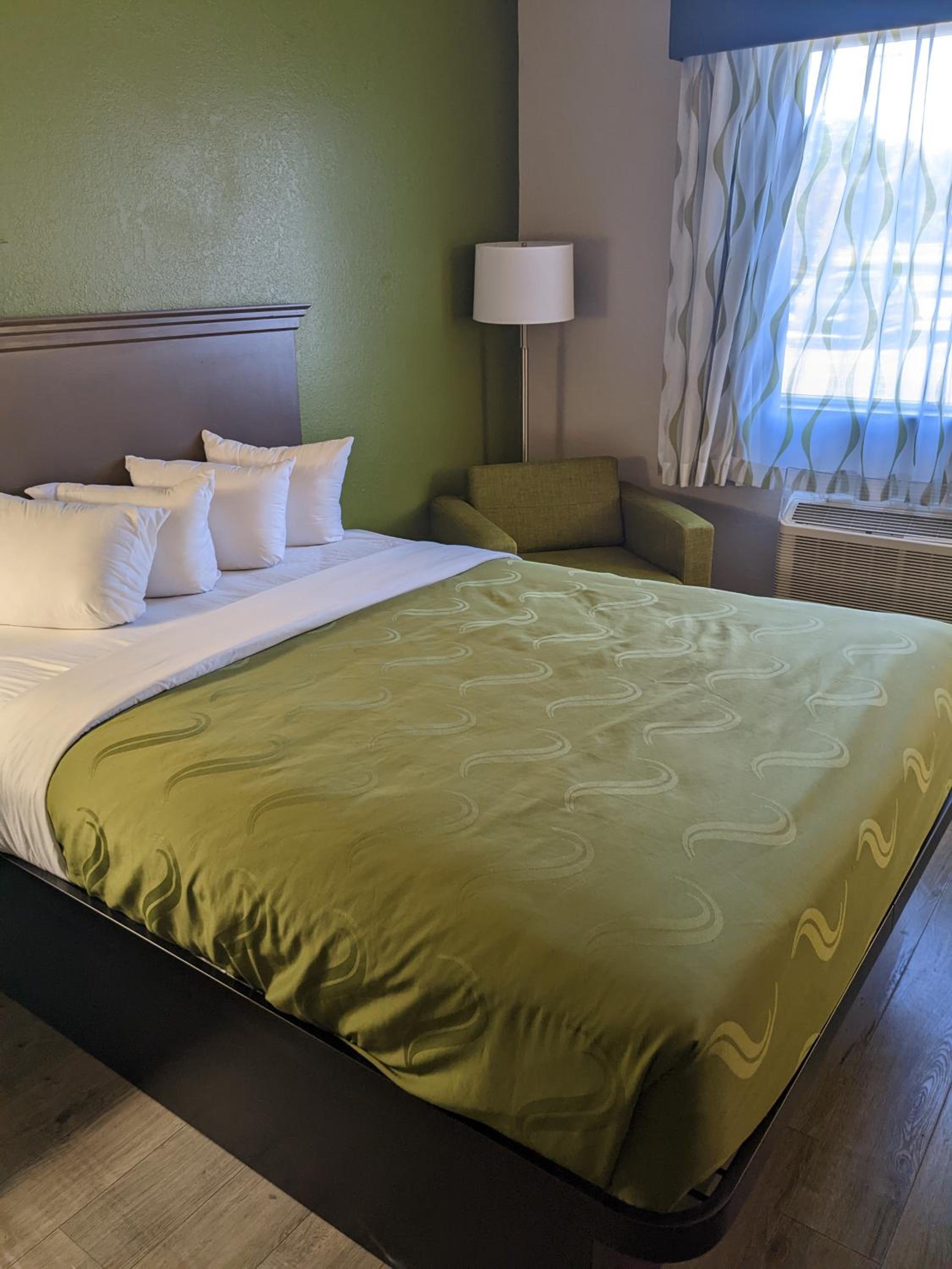 Queen Room with Two Queen Beds - Non-Smoking - Photo 3
