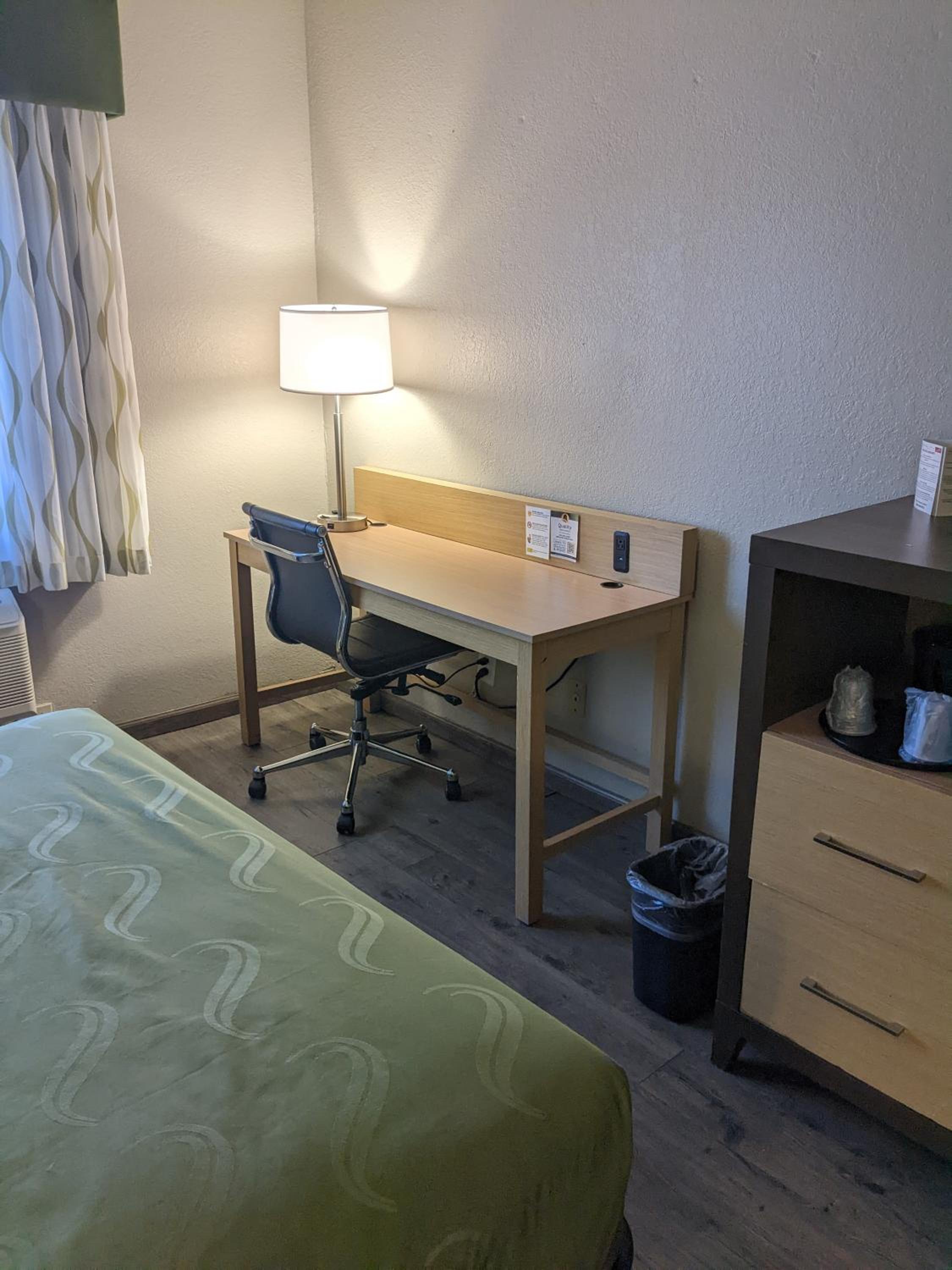 Queen Room with Two Queen Beds - Non-Smoking - Photo 6