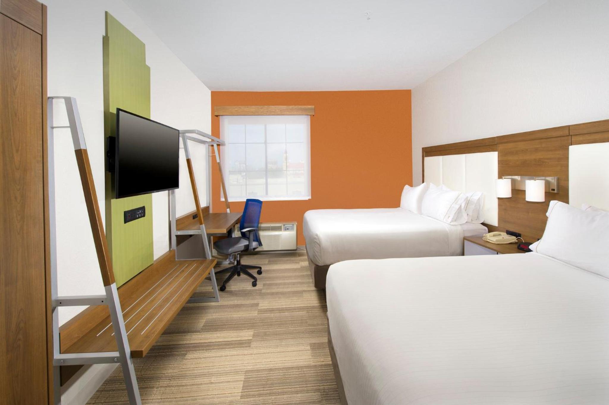 Queen Suite with Two Queen Beds - Photo 1