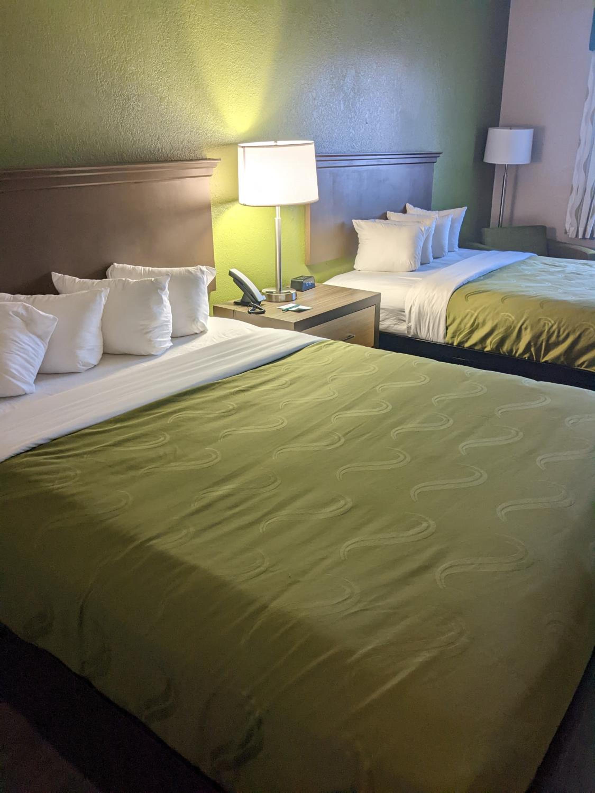 Queen Room with Two Queen Beds - Non-Smoking - Photo 5