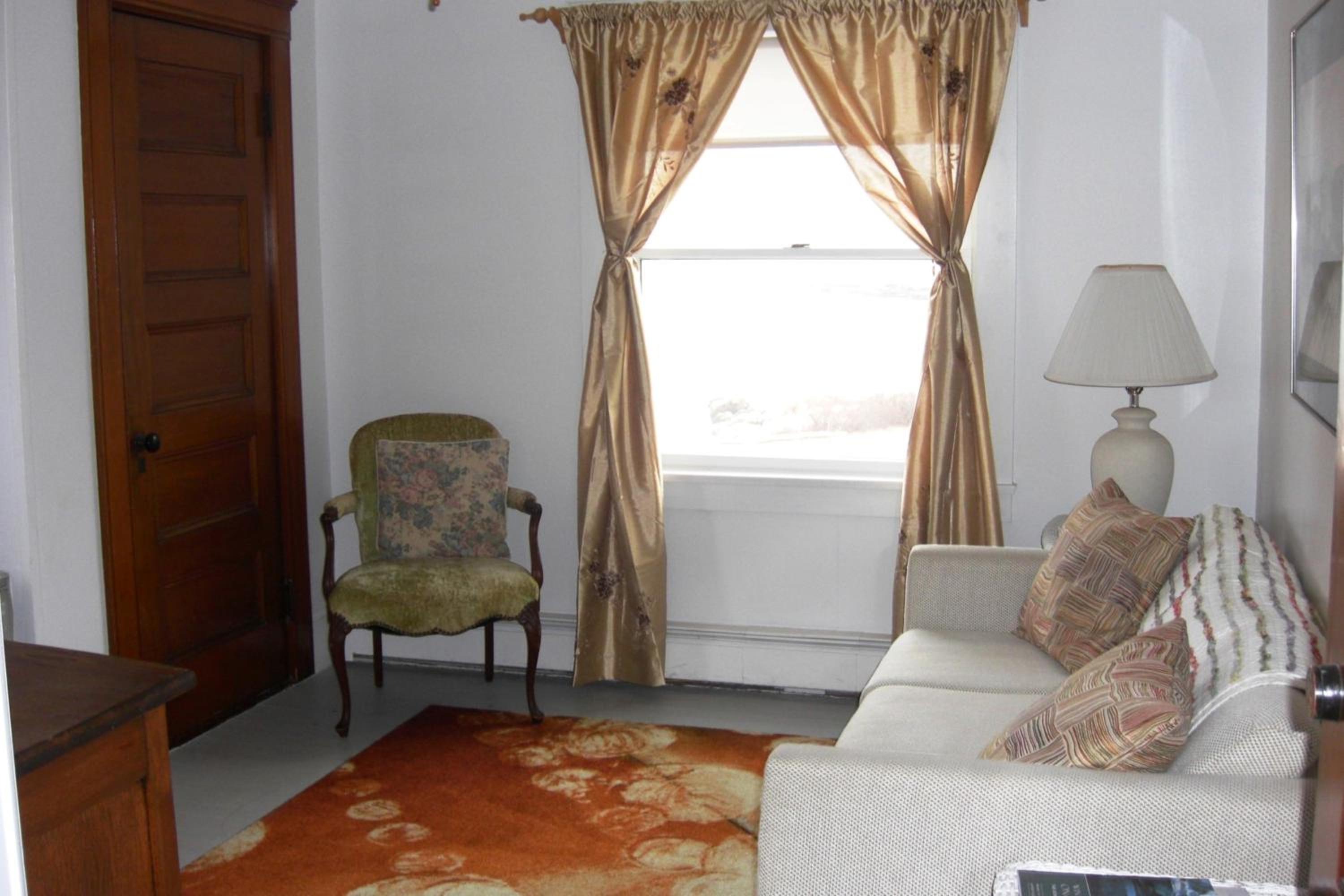 Queen Suite With Sofa Bed photo 2