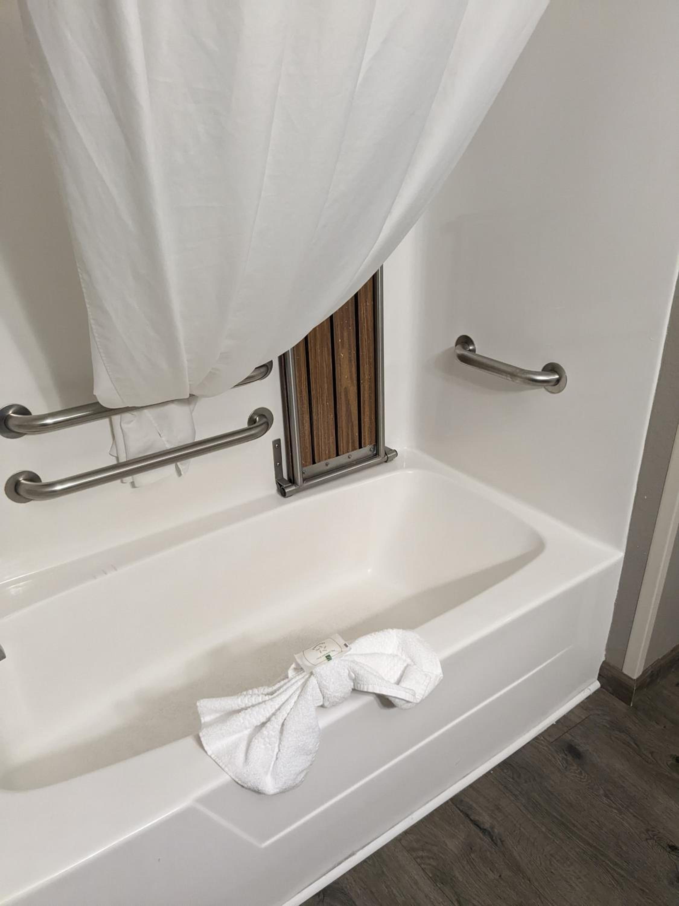 Queen Room with Two Queen Beds with Accessible Tub - Accessible/Non-Smoking - Photo 9