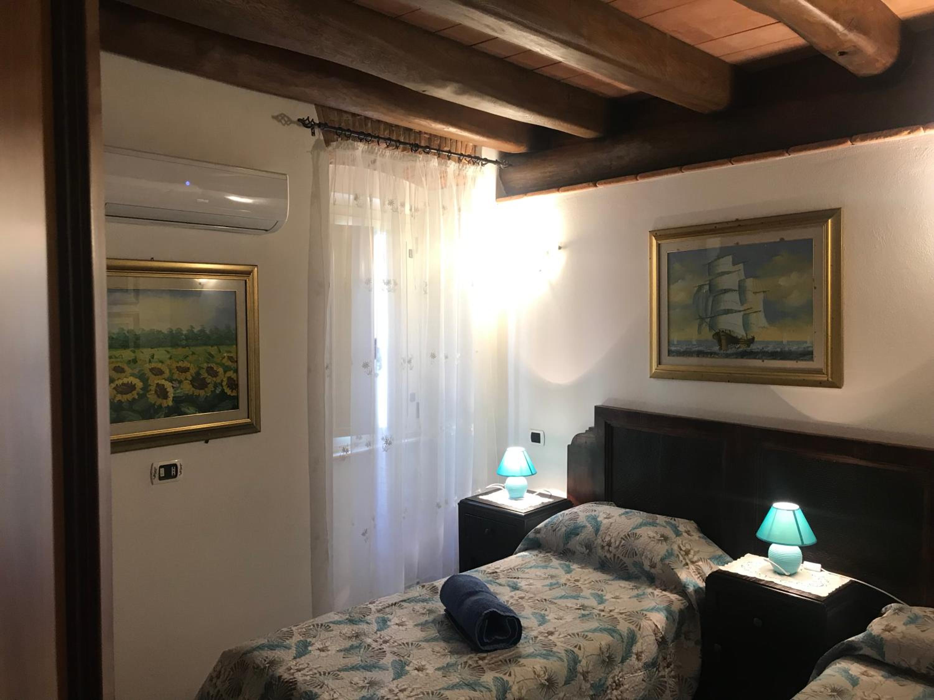 Twin Room with Private External Bathroom photo 1