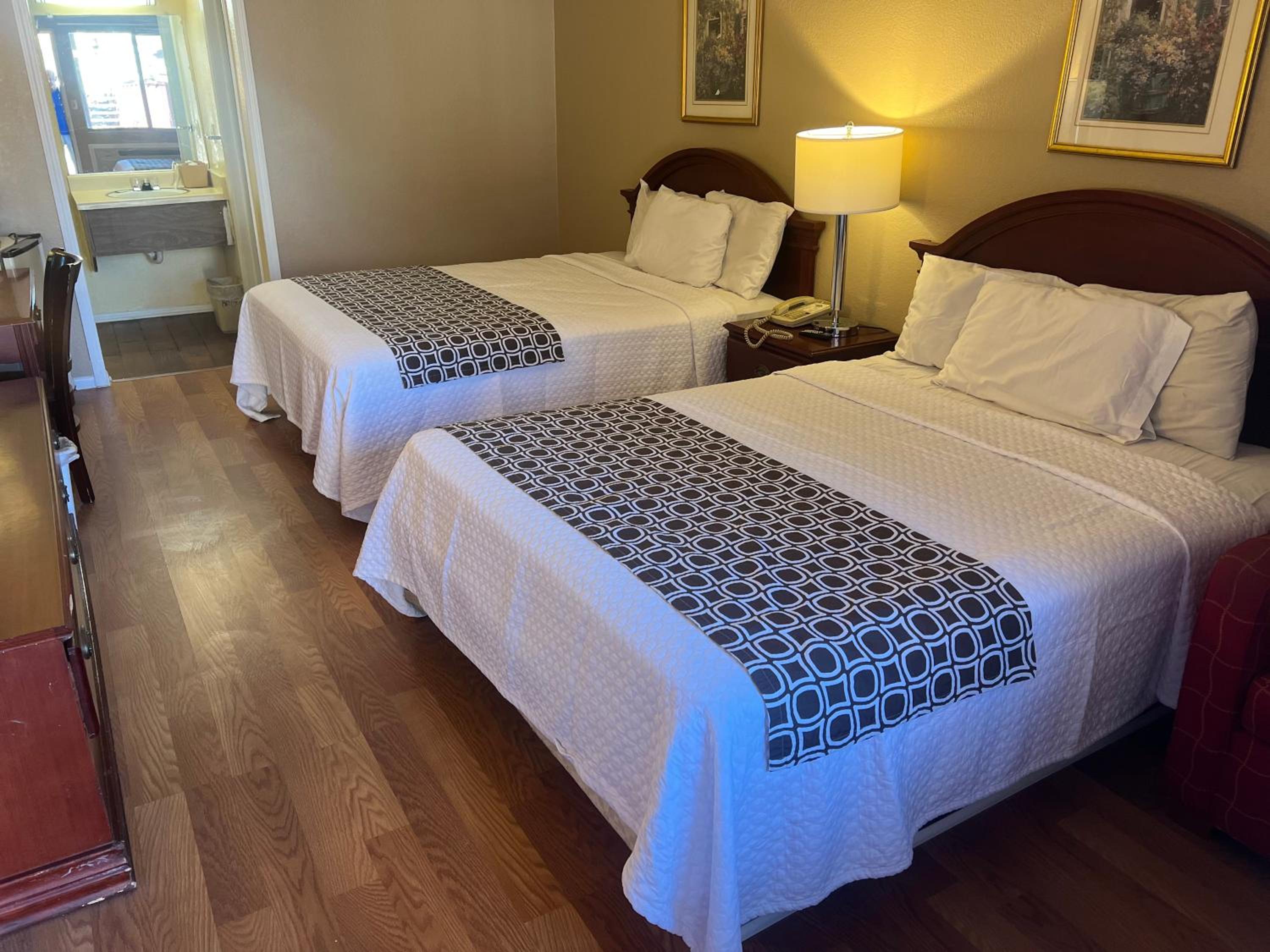 Queen Room With Two Queen Beds - Smoking photo 1