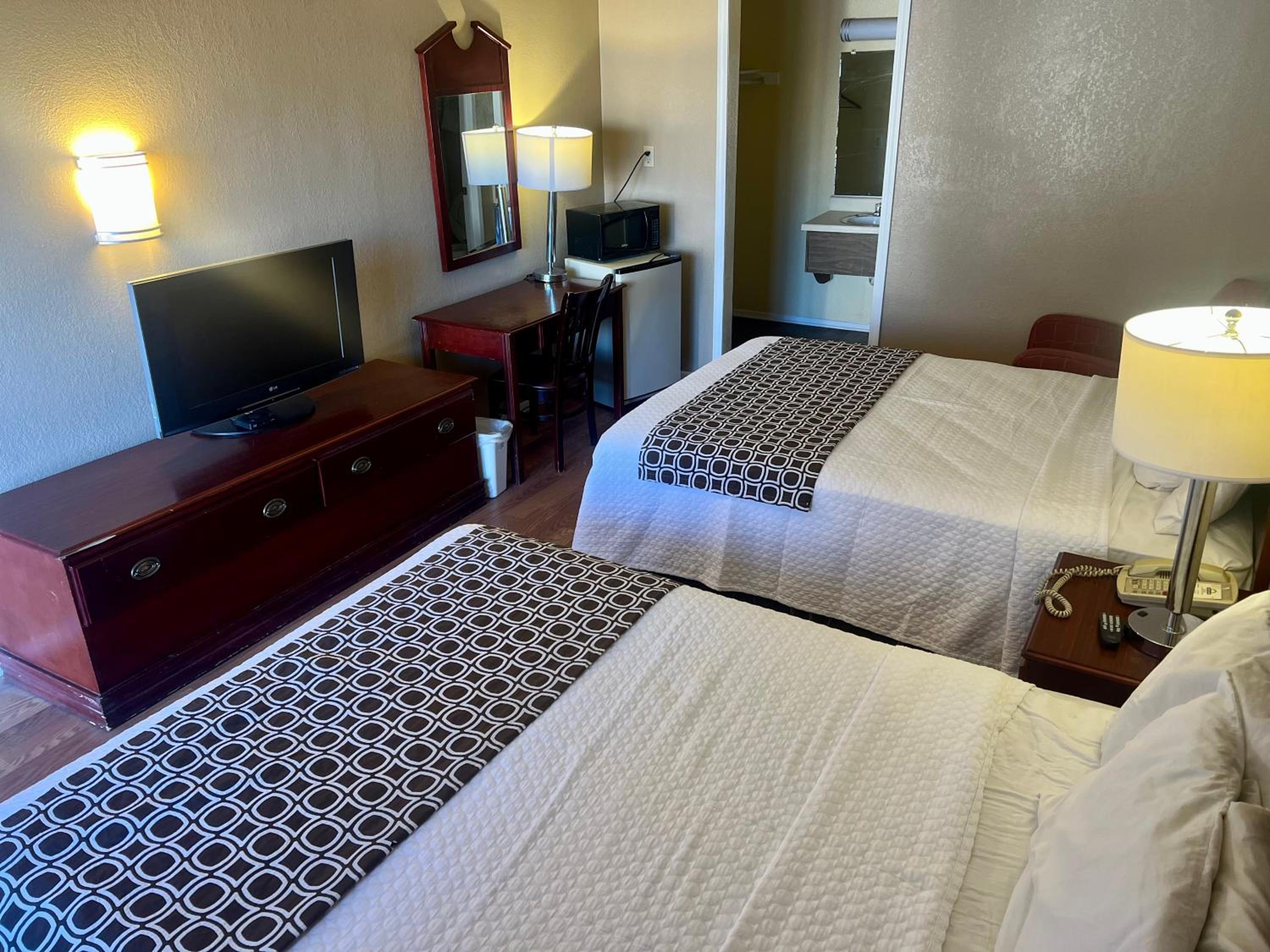 Queen Room With Two Queen Beds - Smoking photo 3