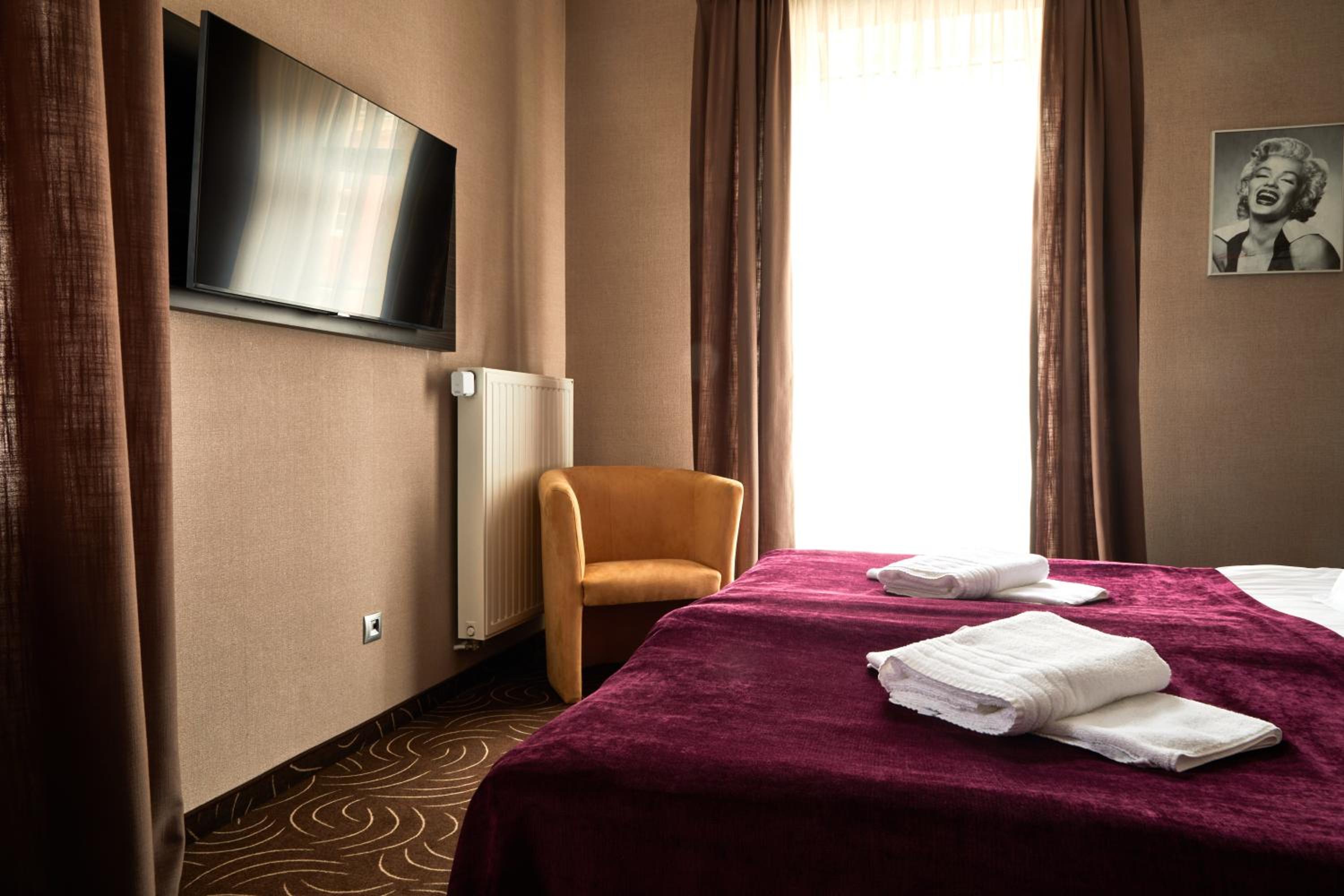 Premium Double Room with Sofa and Balcony photo 3