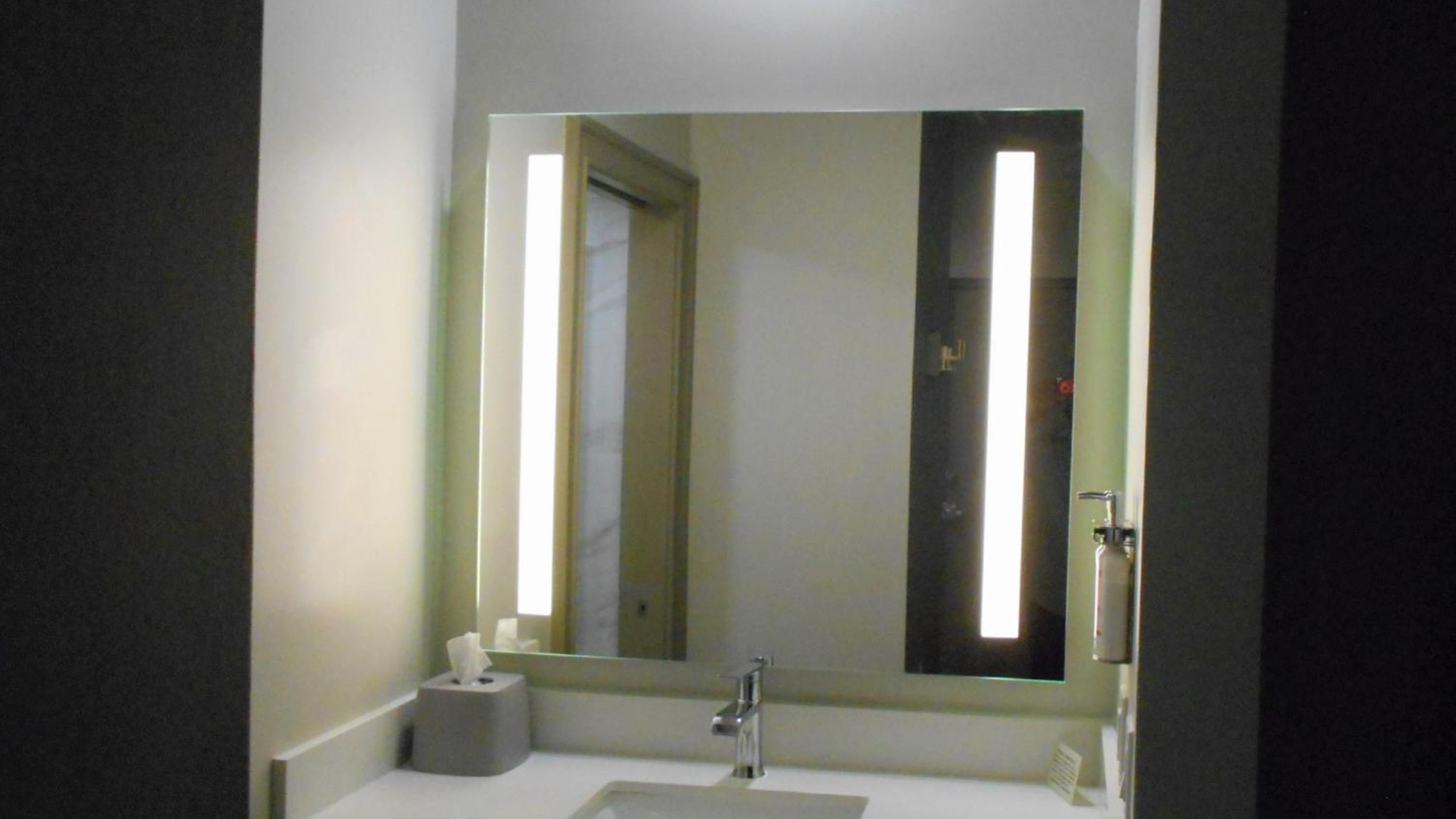 Standard Room with Two Queen Beds - Photo 3