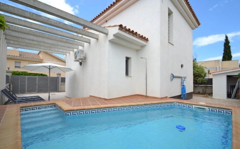 Three-Bedroom Villa photo 2