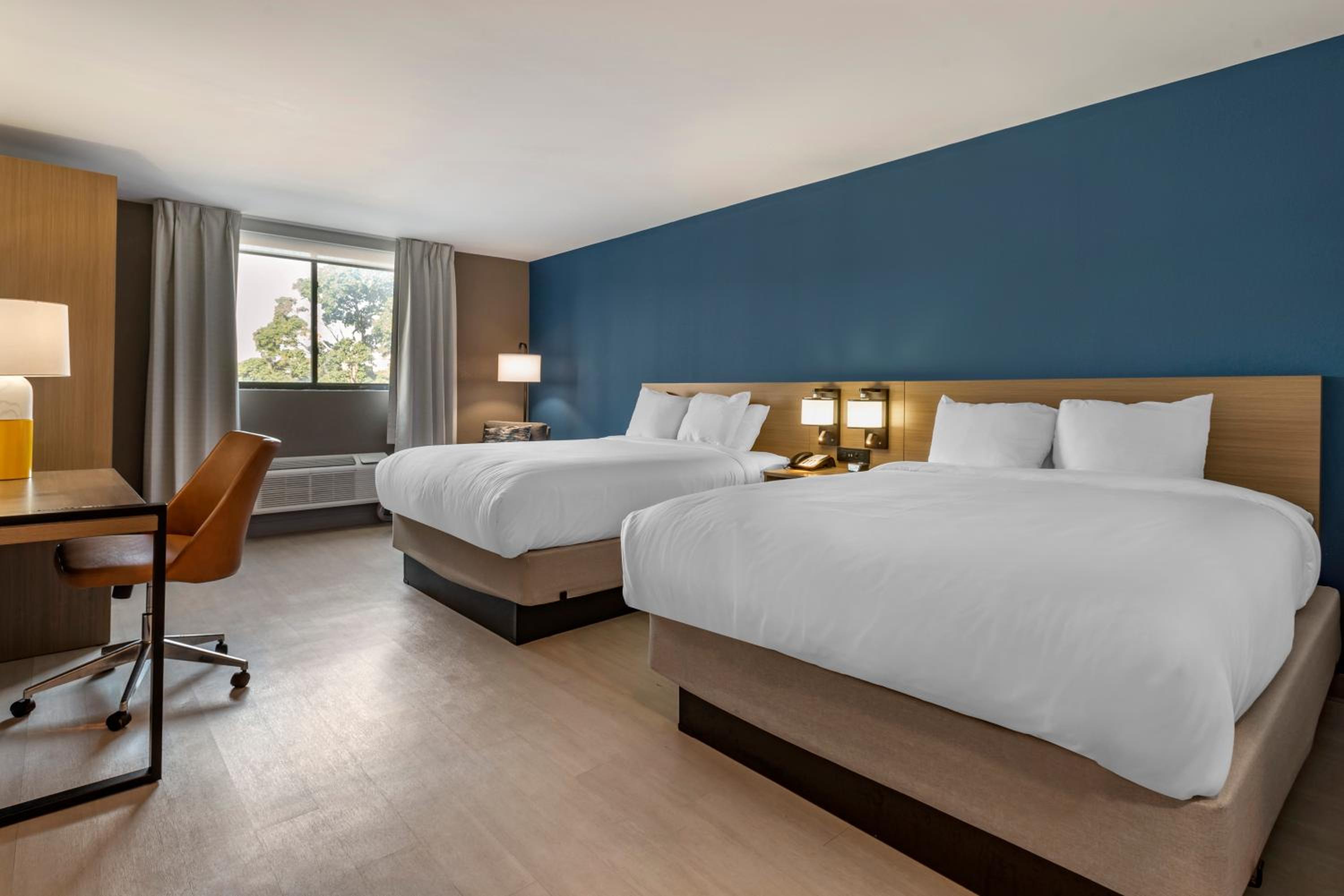 Standard Queen Room with Two Queen Beds - Non-Smoking - Photo 4