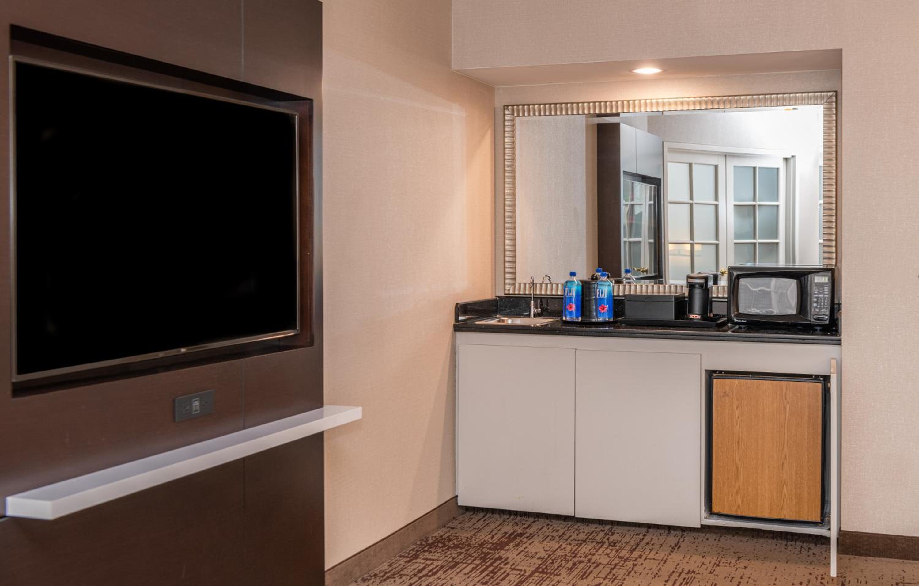 One-Bedroom King Suite with Sofa Bed - Photo 8