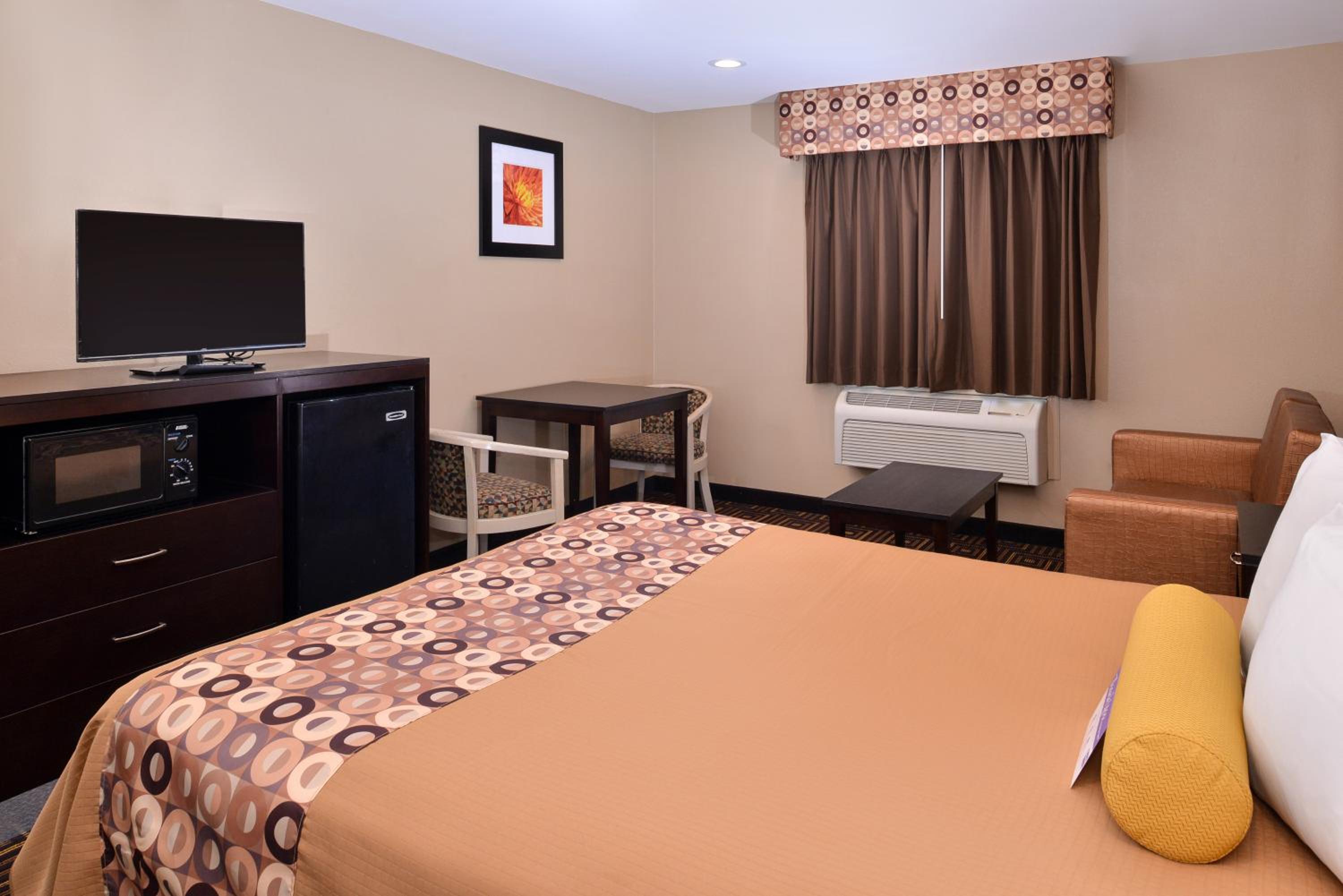 1 Queen Bed Non Smoking photo 1