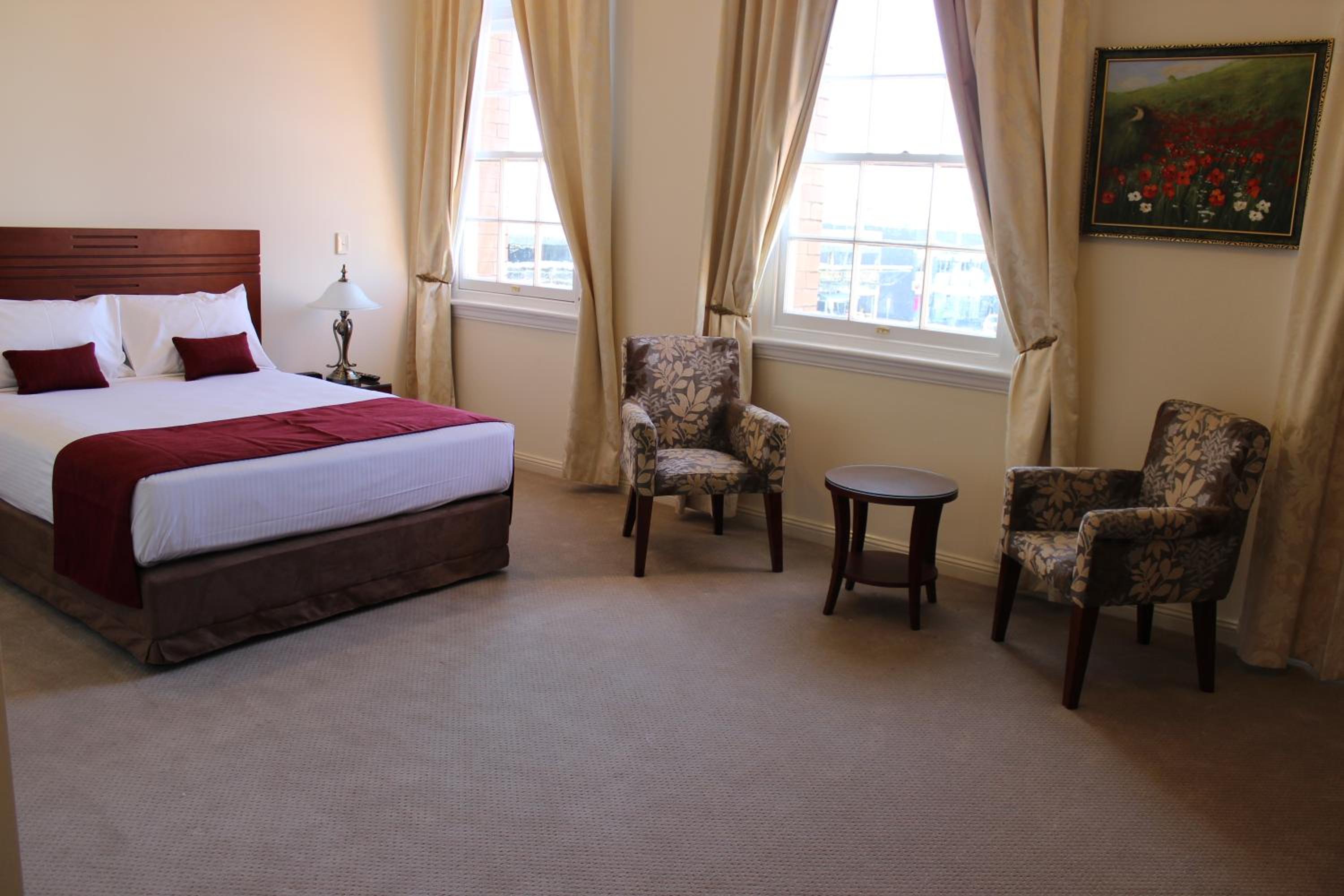 Contemporary Queen and Sofa Bed photo 2