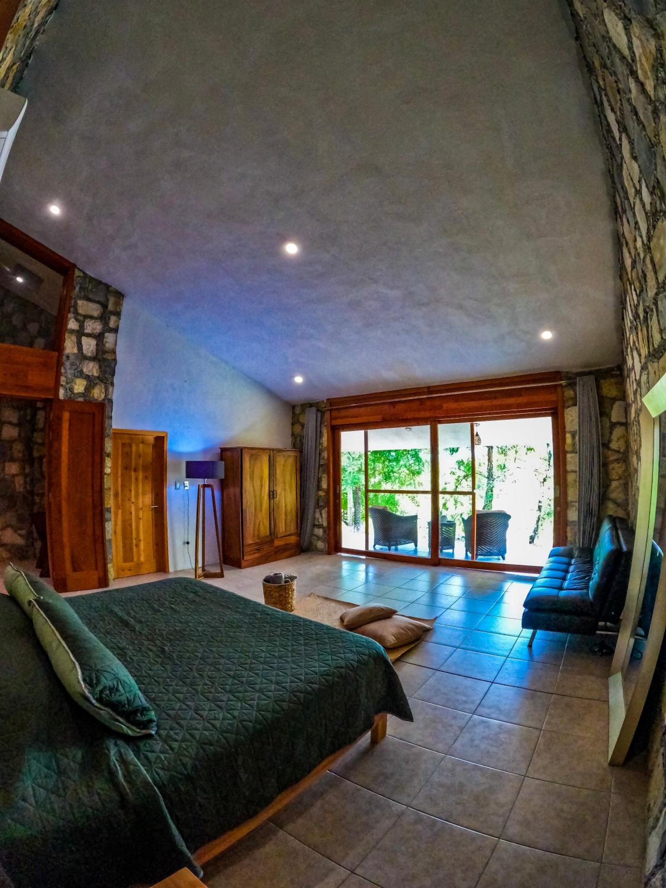 Five-Bedroom House photo 1