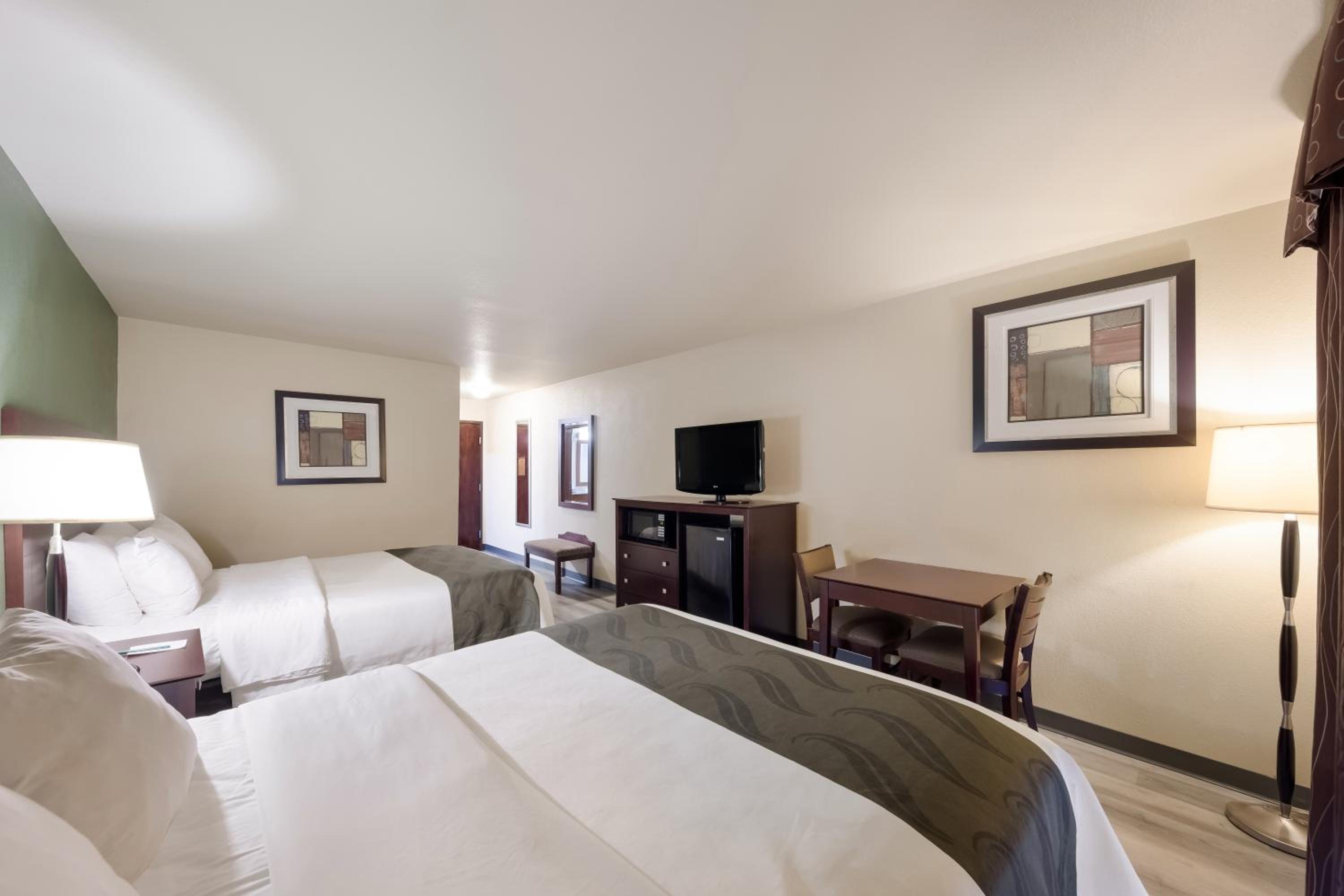 Queen Room with Two Queen Beds - Non-Smoking - Photo 4