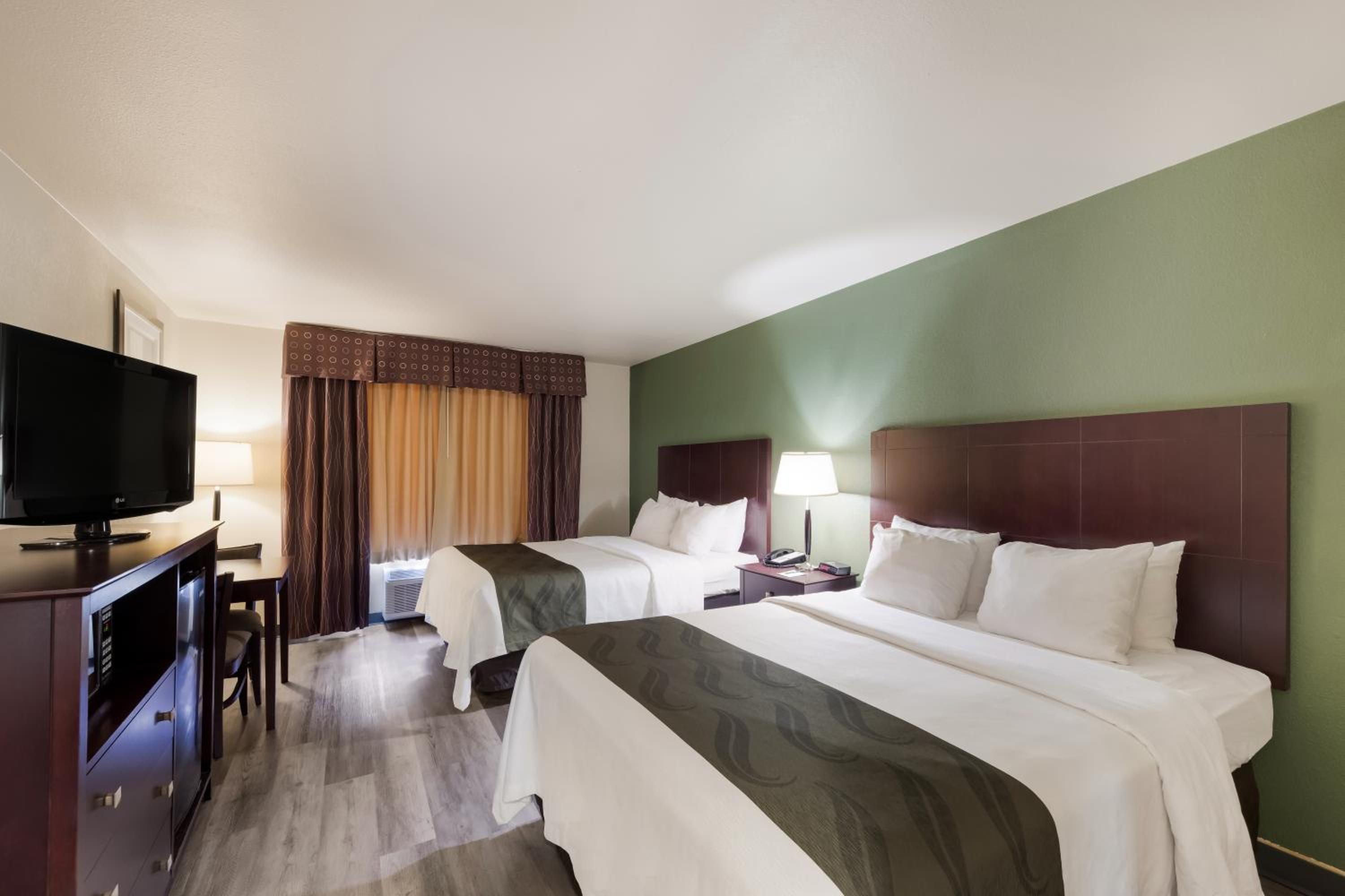 Queen Room with Two Queen Beds - Non-Smoking - Photo 3