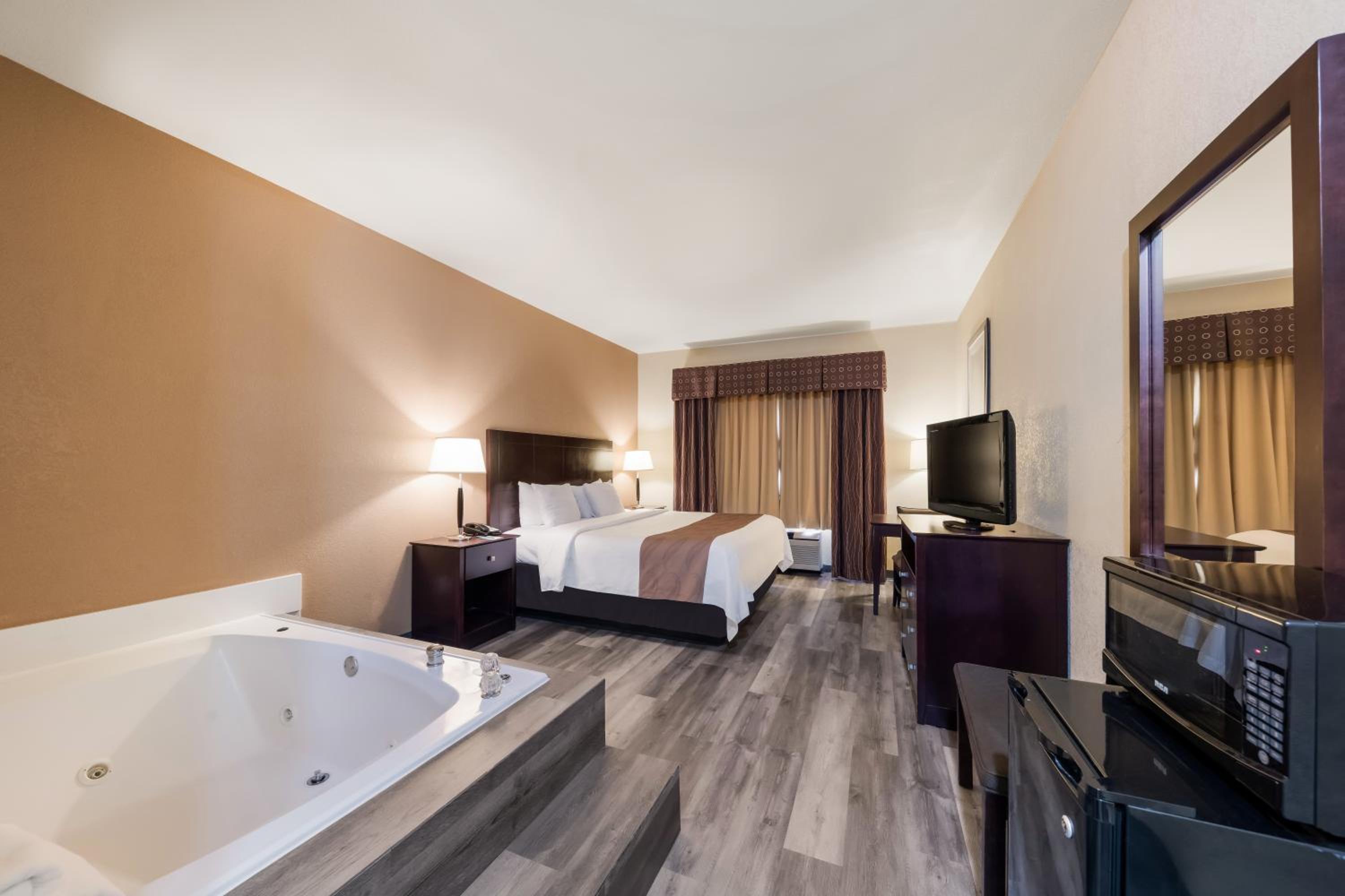 King Room - Non-Smoking - Photo 1