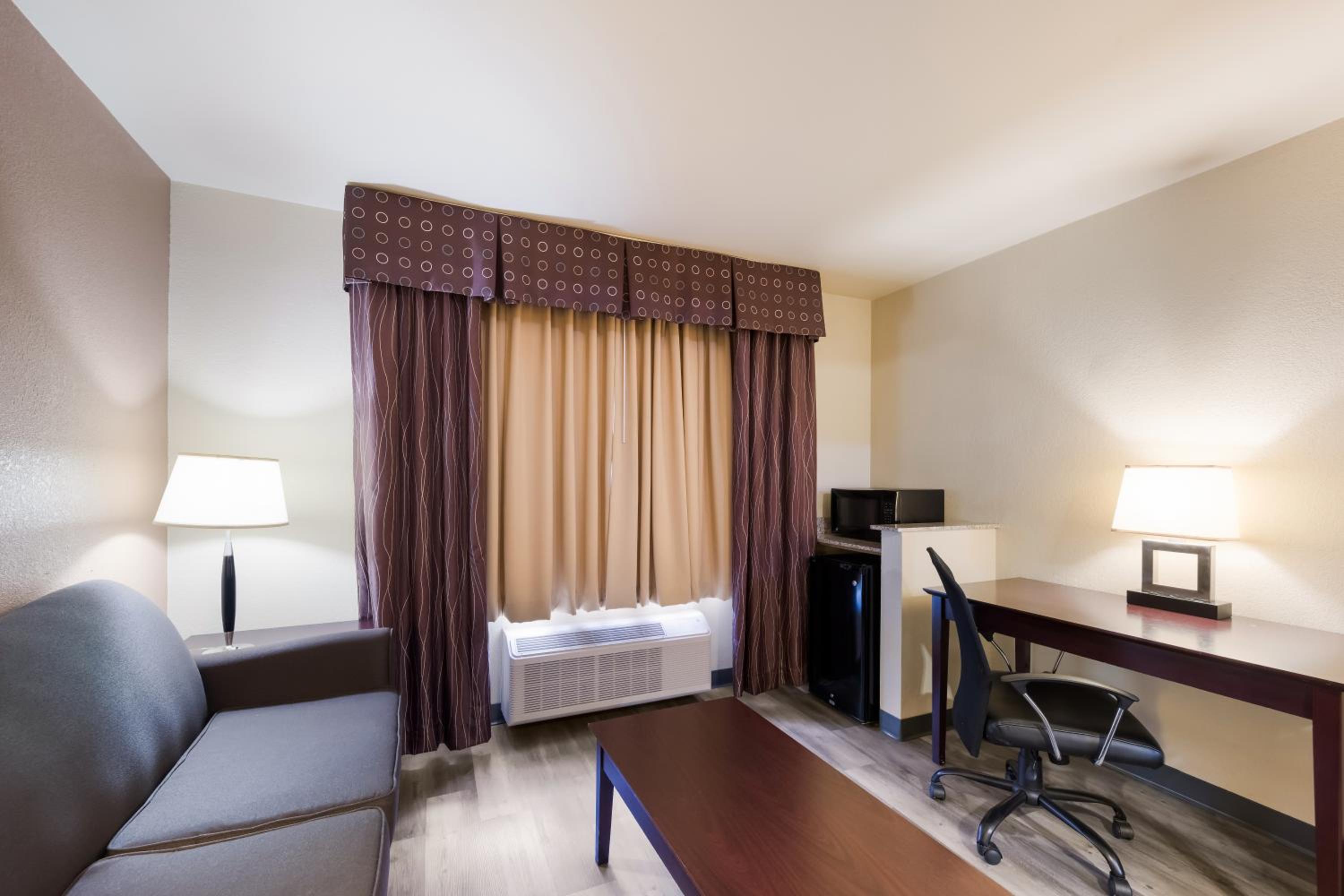 King Suite - Non-Smoking - Photo 7