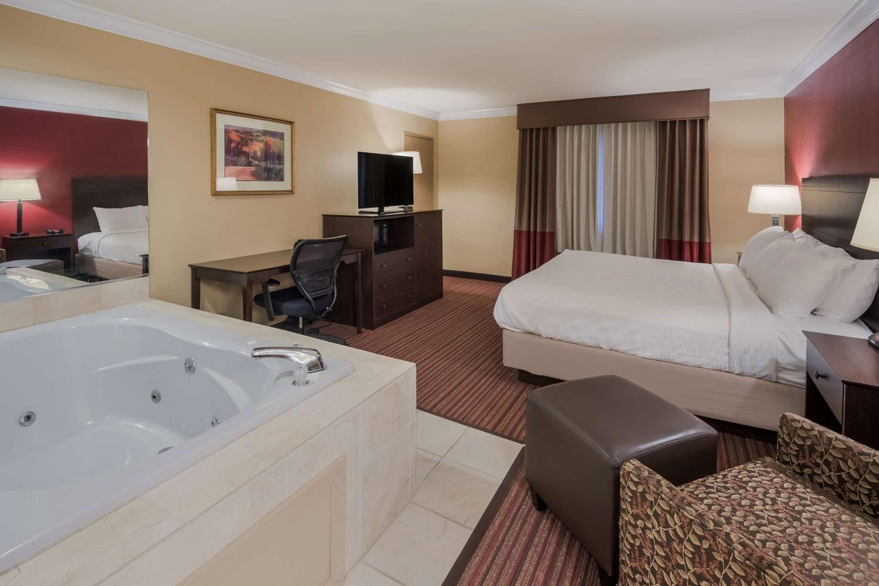 Larger King Room Non-Smoking photo 3