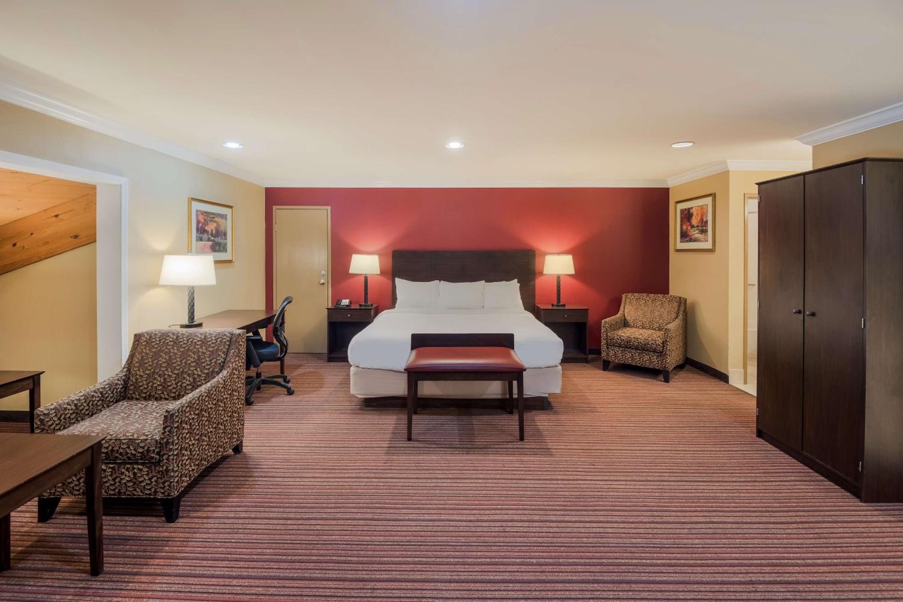 King Room with Balcony - Non-Smoking photo 2