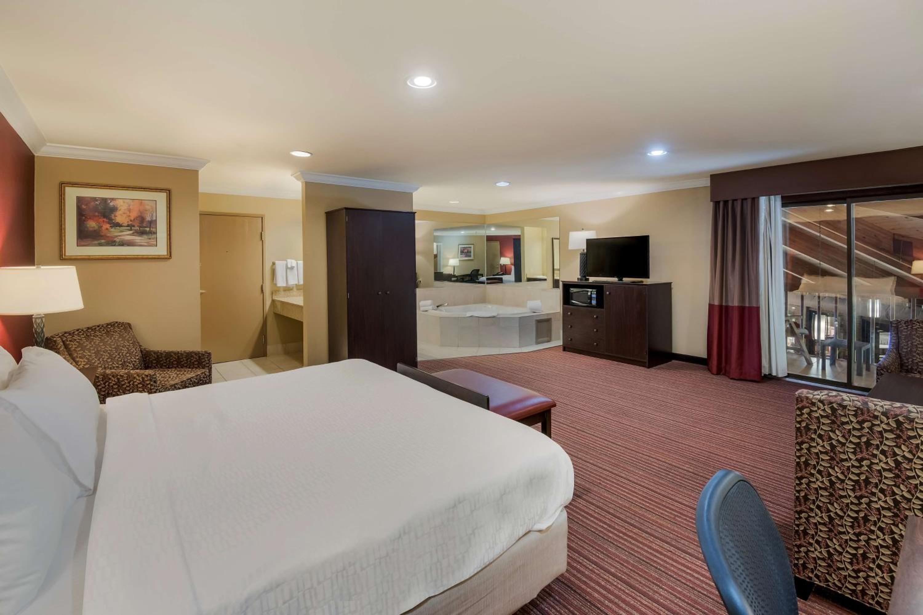 King Room with Balcony - Non-Smoking photo 1