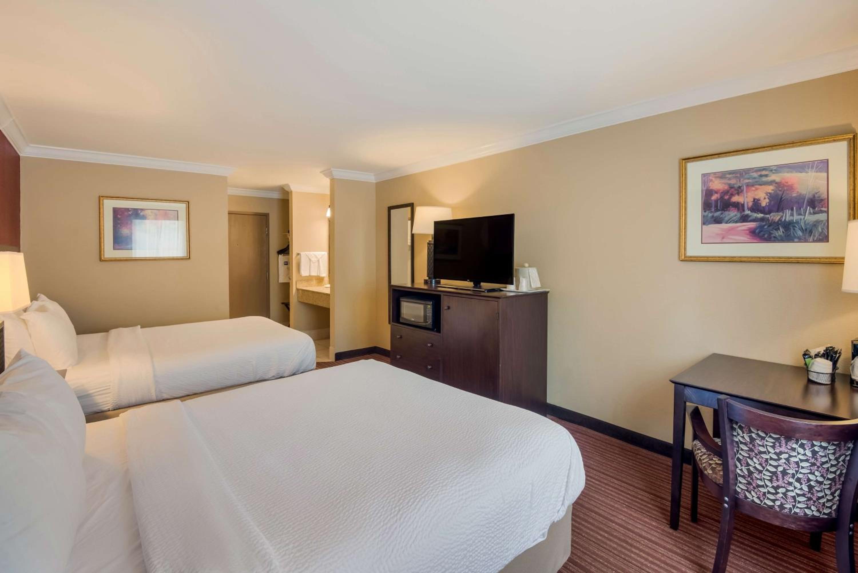 Queen Room with Two Queen Beds - Non-Smoking photo 1