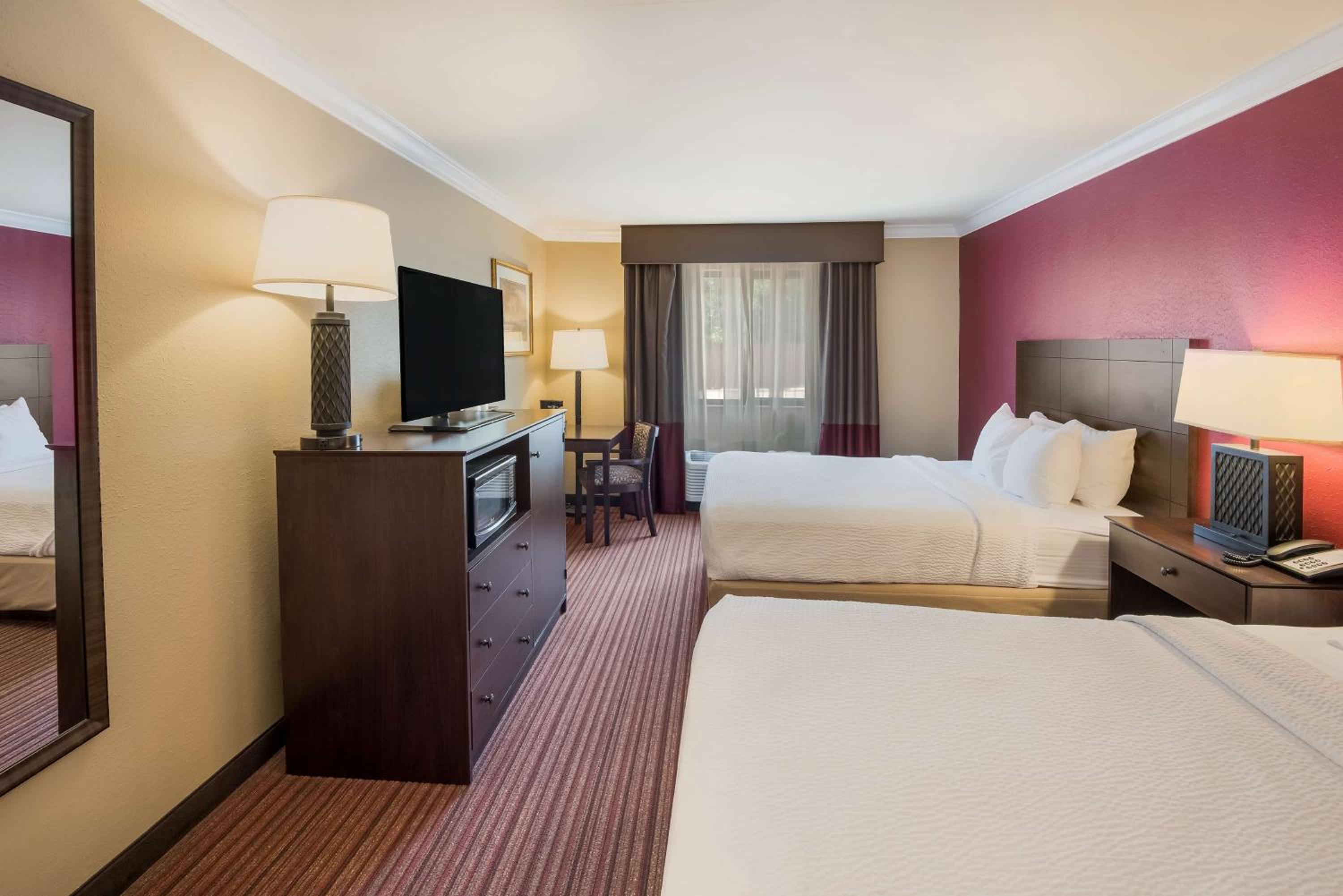 Queen Room with Two Queen Beds - Non-Smoking photo 3