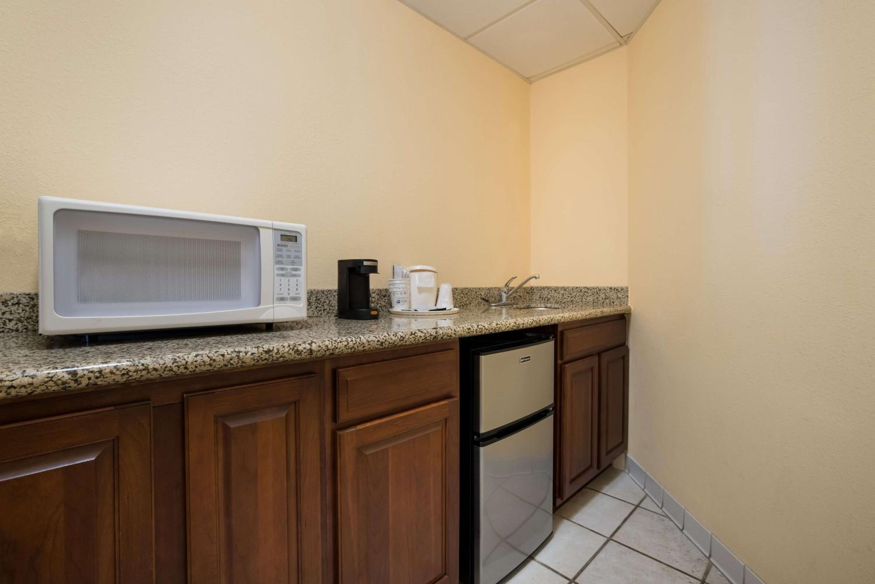 King Suite with Whirlpool - Non-Smoking - Photo 3