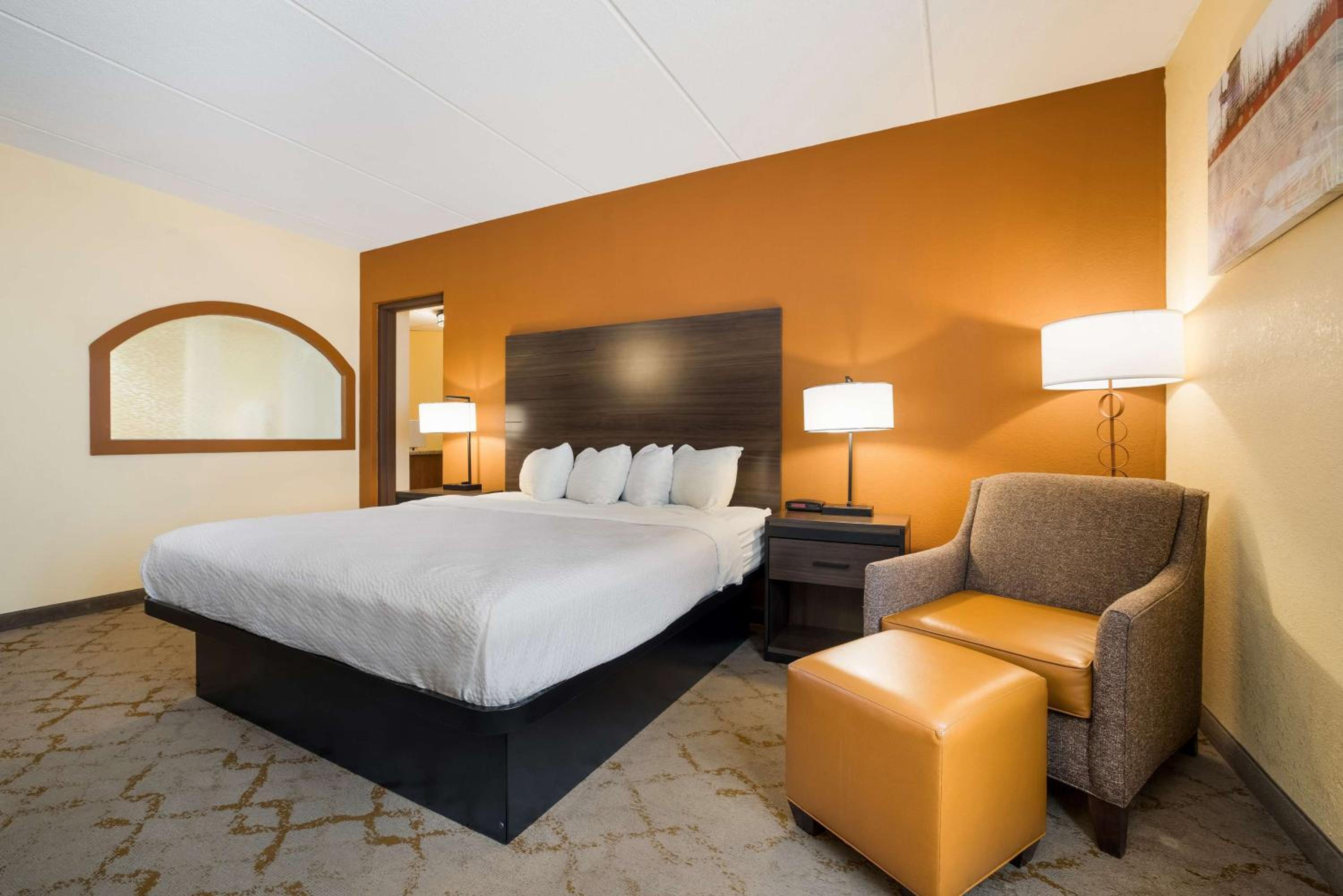 King Suite with Whirlpool - Non-Smoking - Photo 4