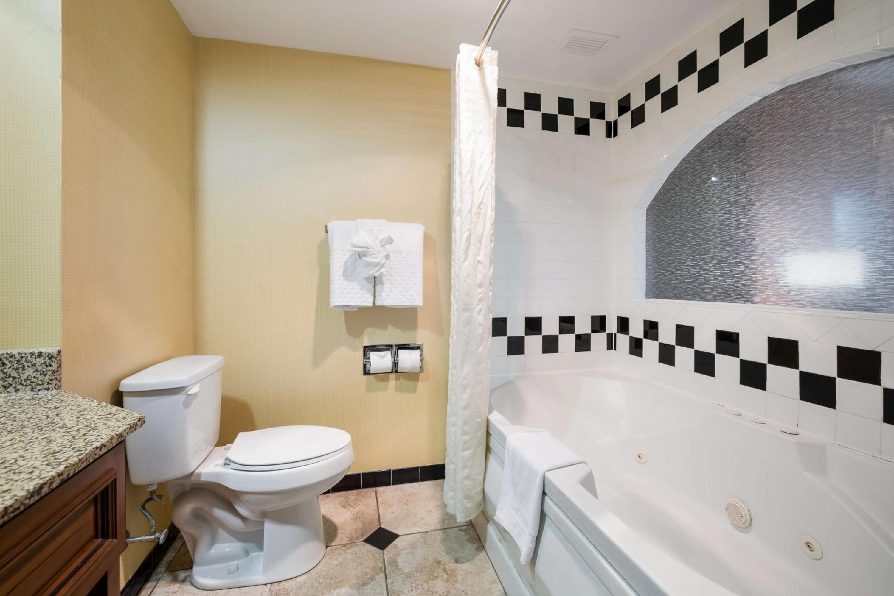 King Suite with Whirlpool - Non-Smoking - Photo 2
