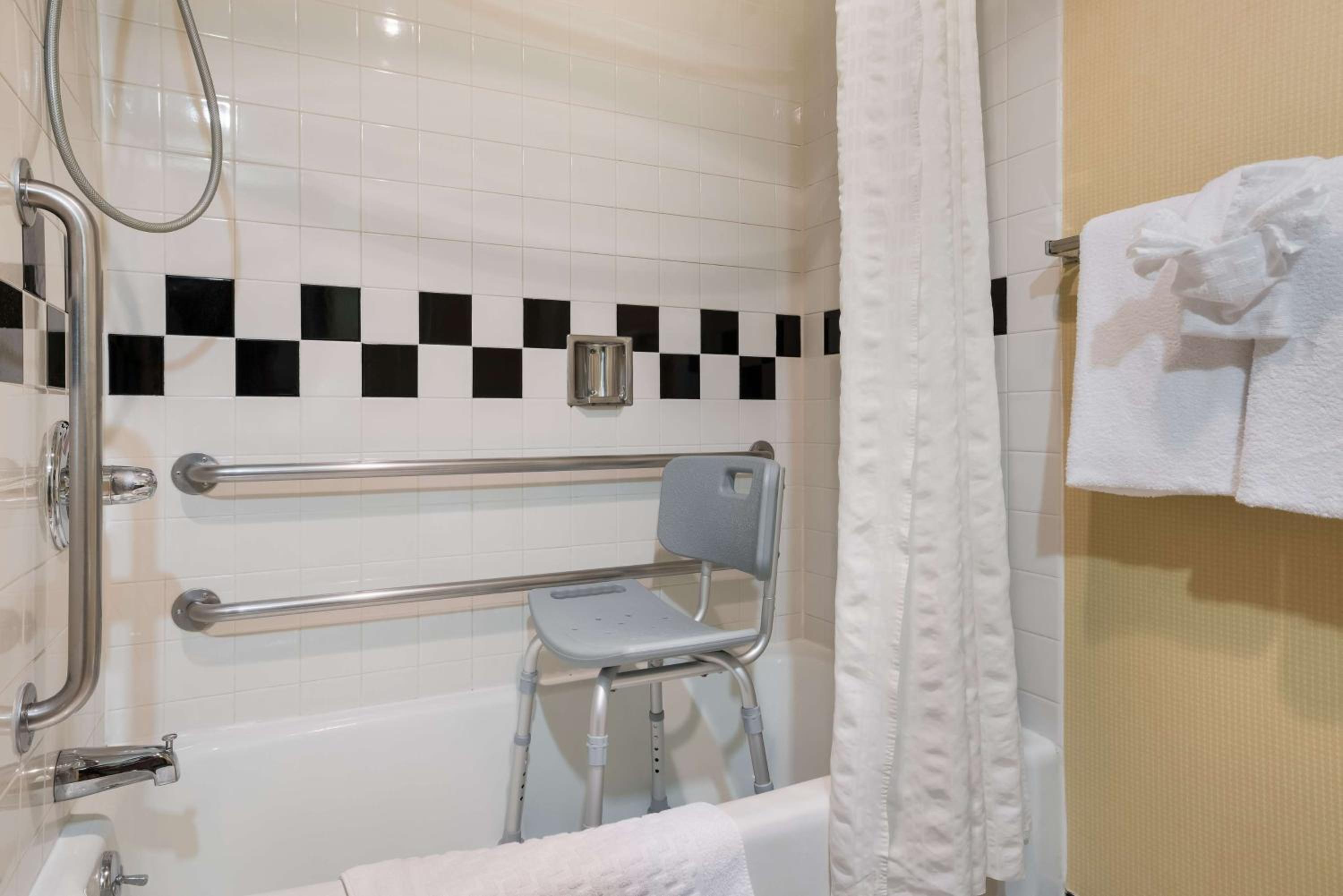 King Room with Bath Tub - Disability Access/Non-Smoking  - Photo 5