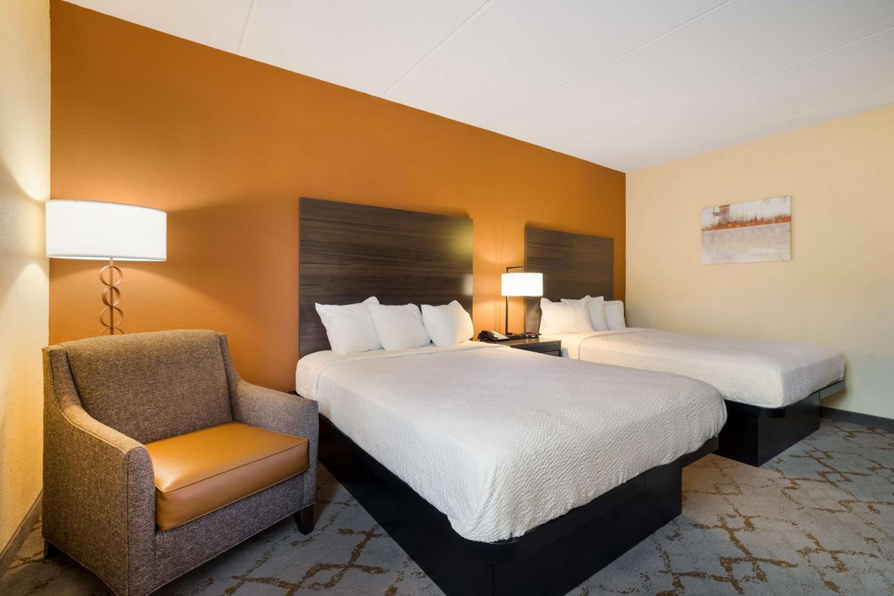 Queen Room with Two Queen Beds - Non-Smoking - Photo 4