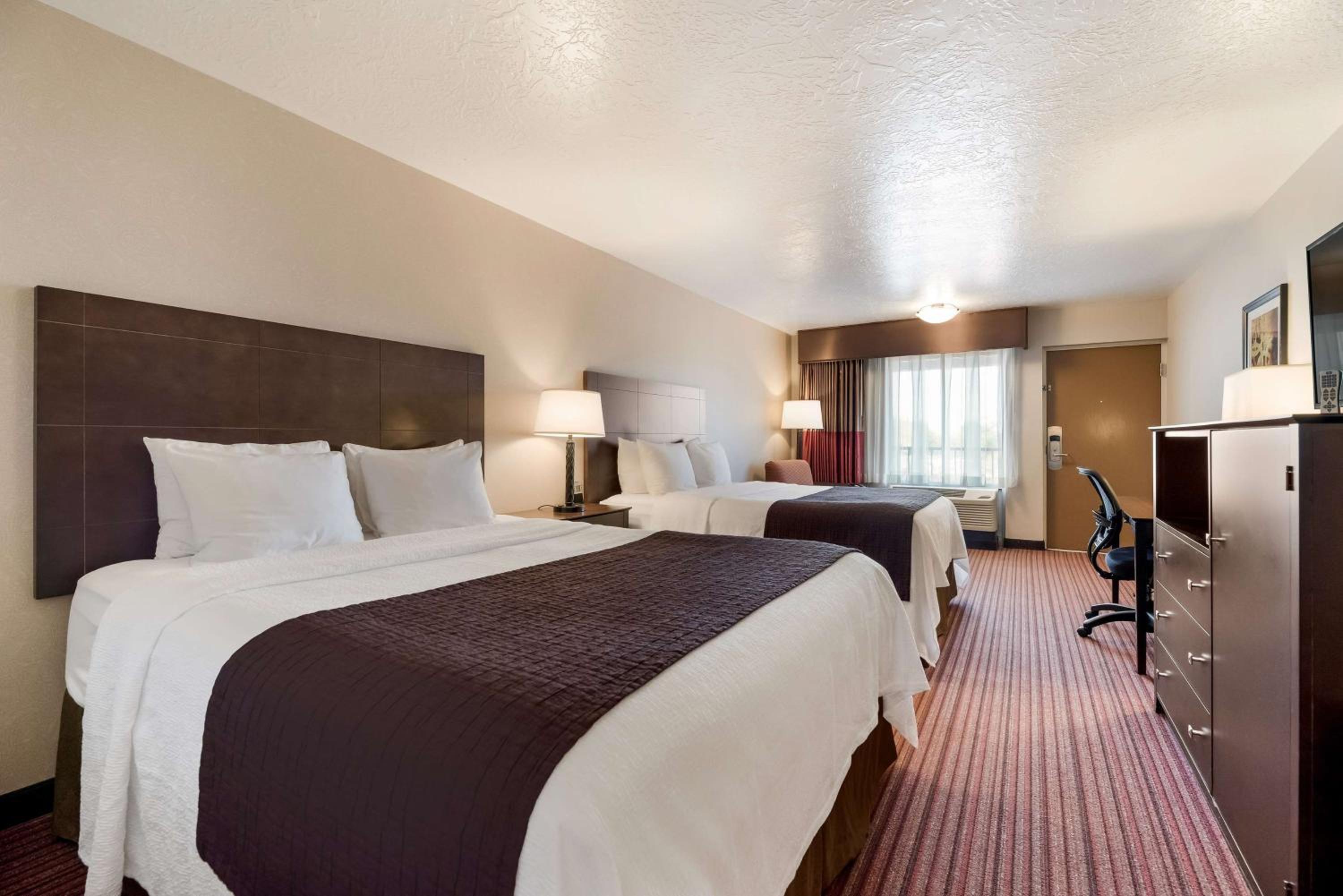 Queen Room with Two Queen Beds - Non-Smoking photo 3