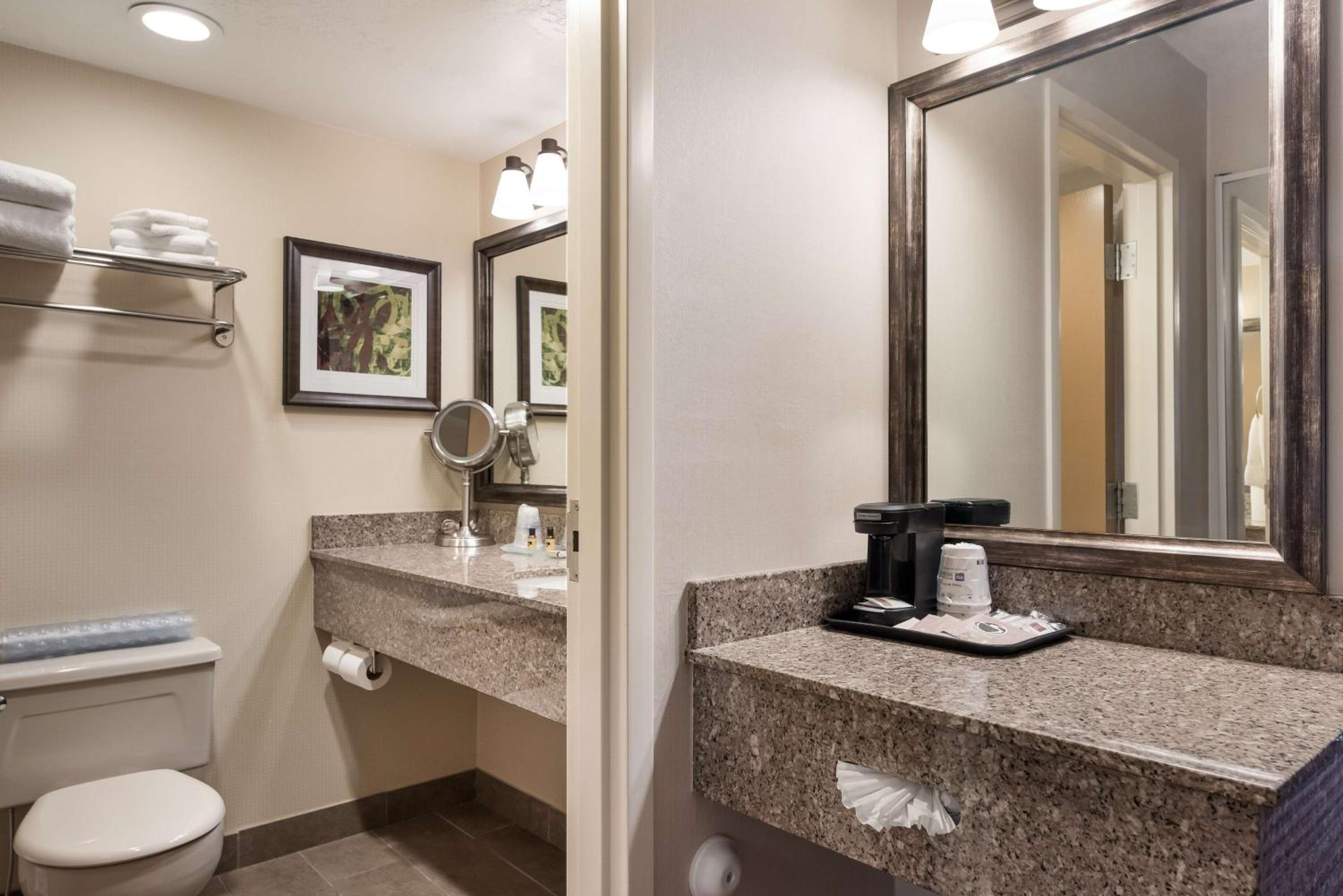 King Room with Roll-in Shower - Disability Access/Non-Smoking photo 2