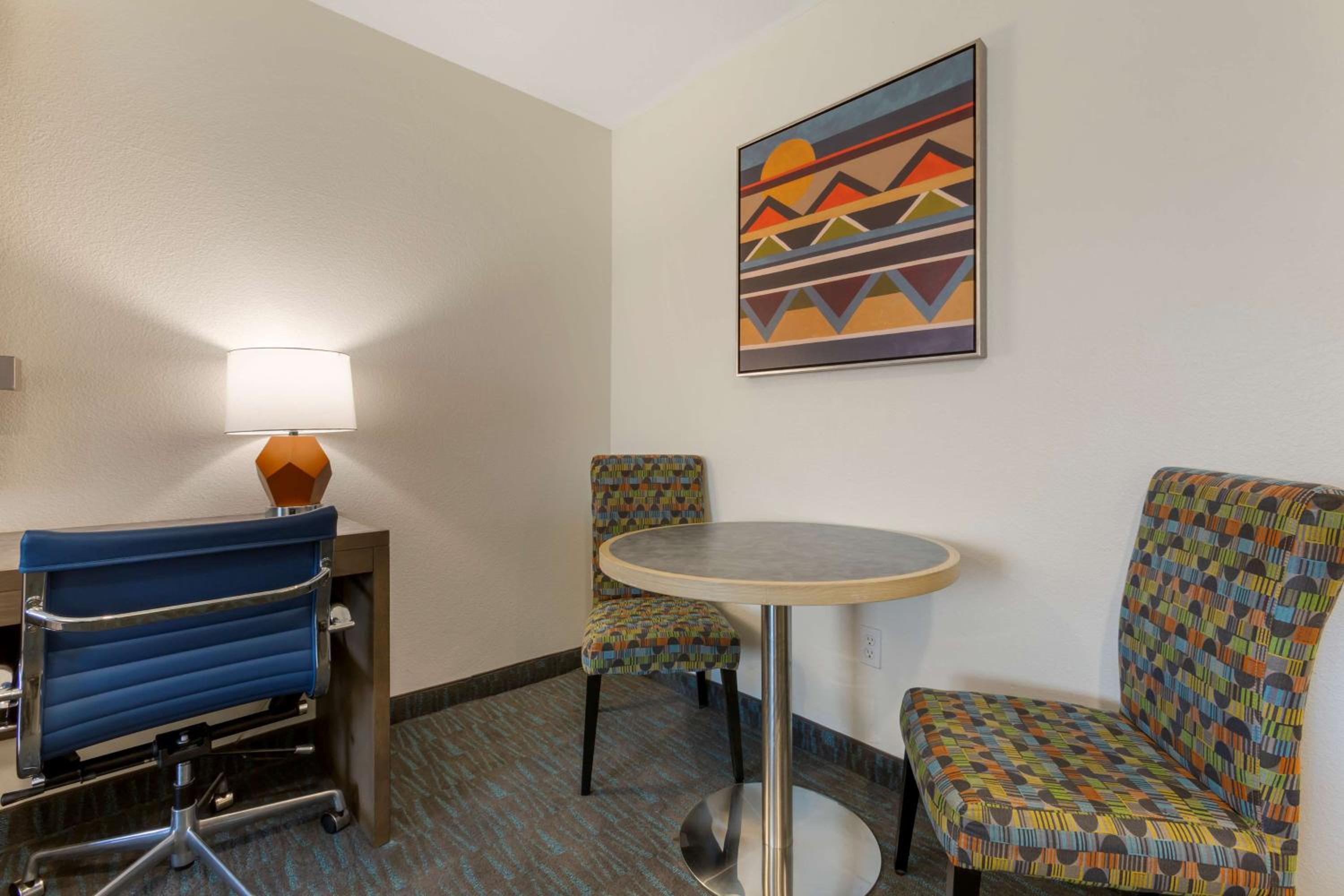 Queen Room with Two Queen Beds and Kitchenette - Non-Smoking - Photo 2