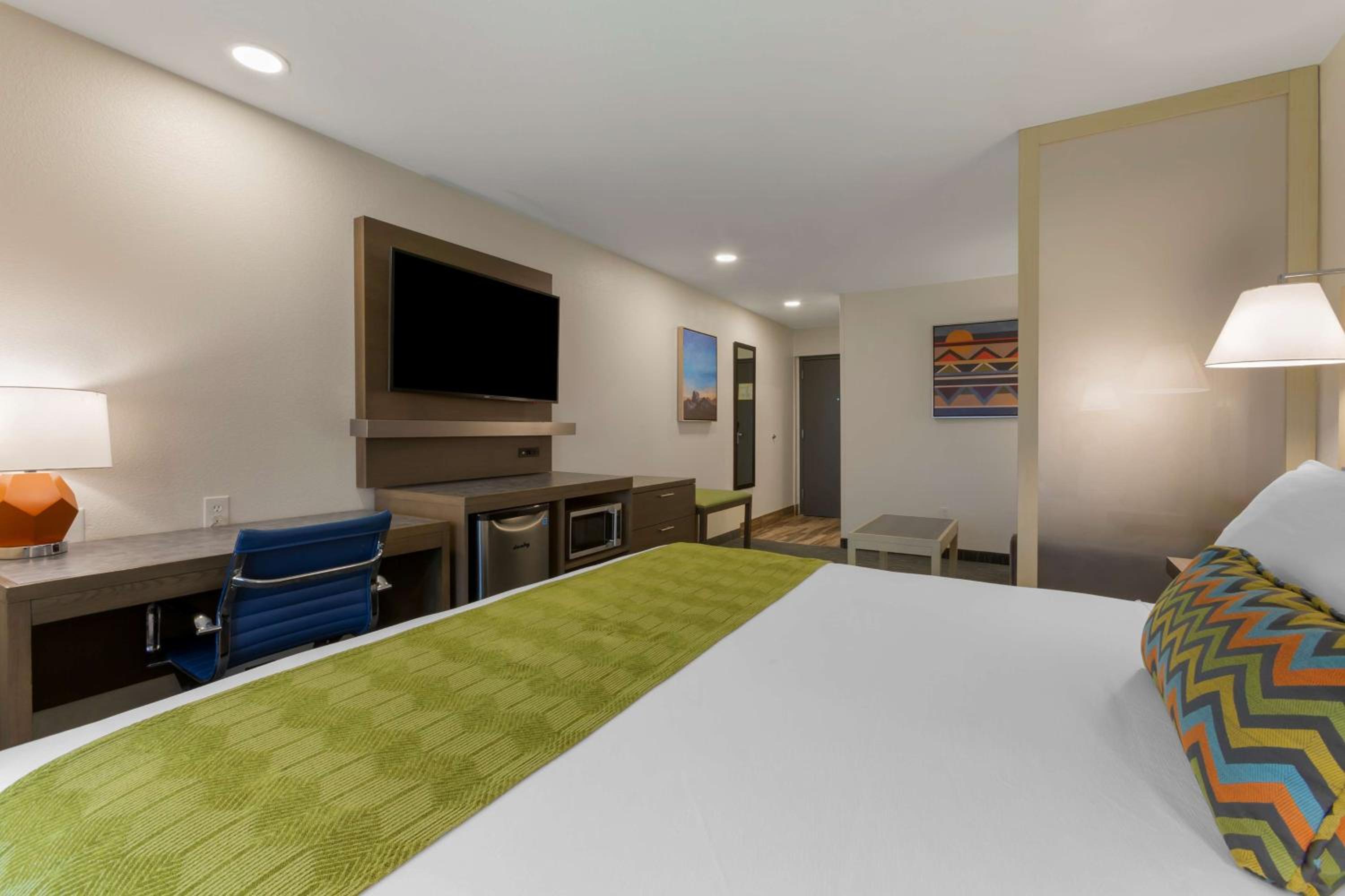 King Suite with Kitchen - Photo 2