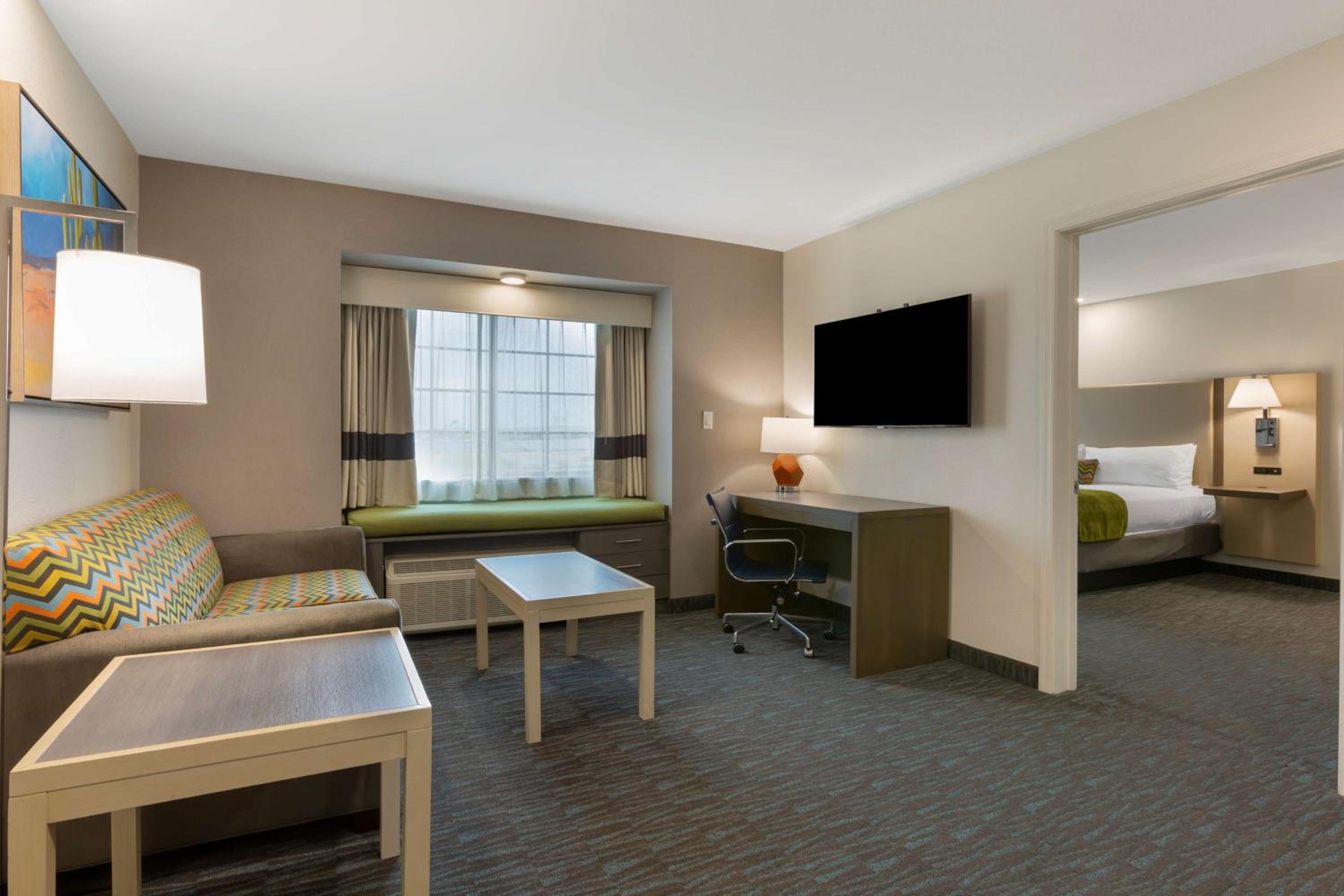 King Room - Non-Smoking - Photo 2