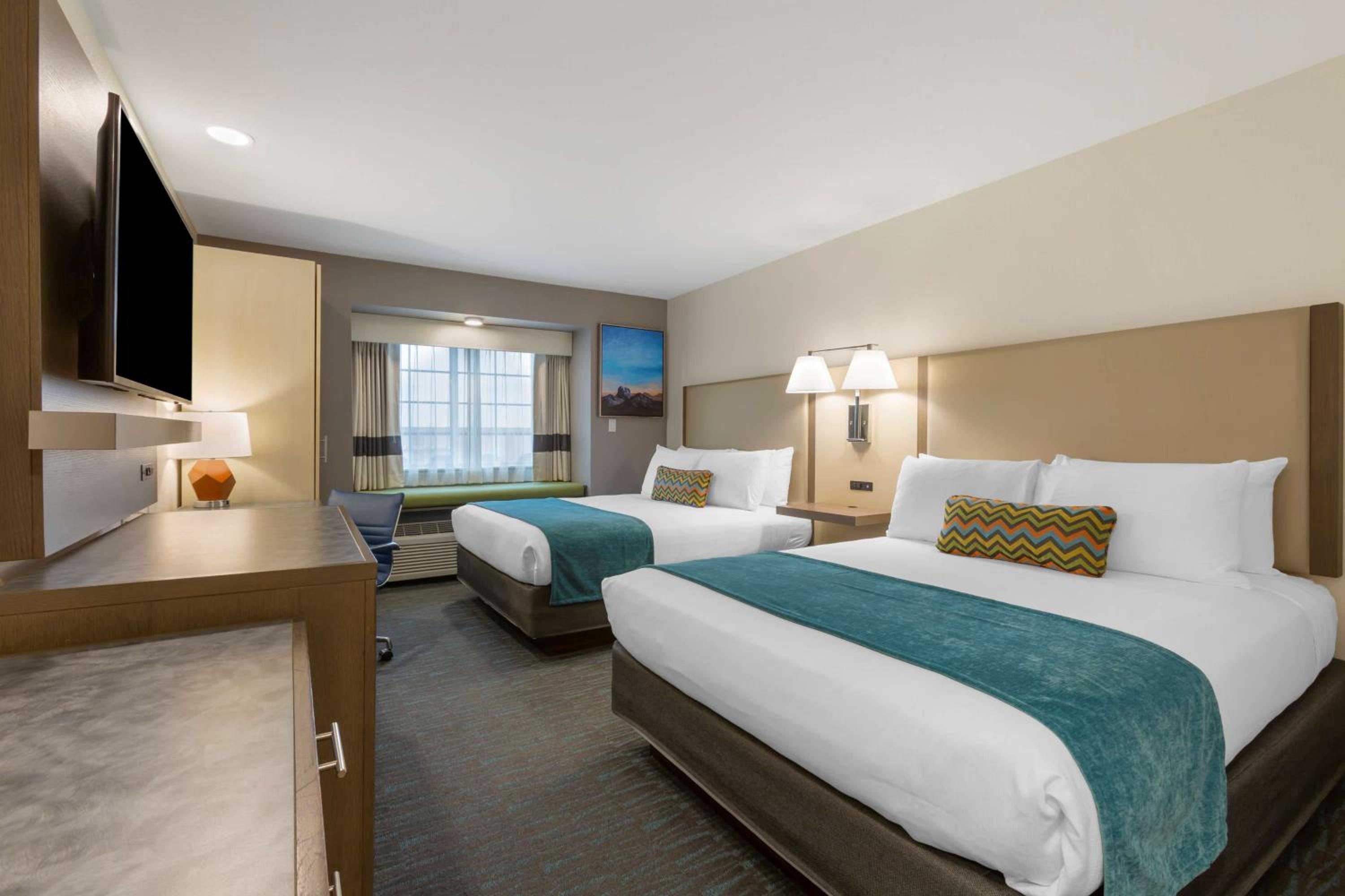Queen Room with Two Queen Beds and Kitchenette - Non-Smoking - Photo 5
