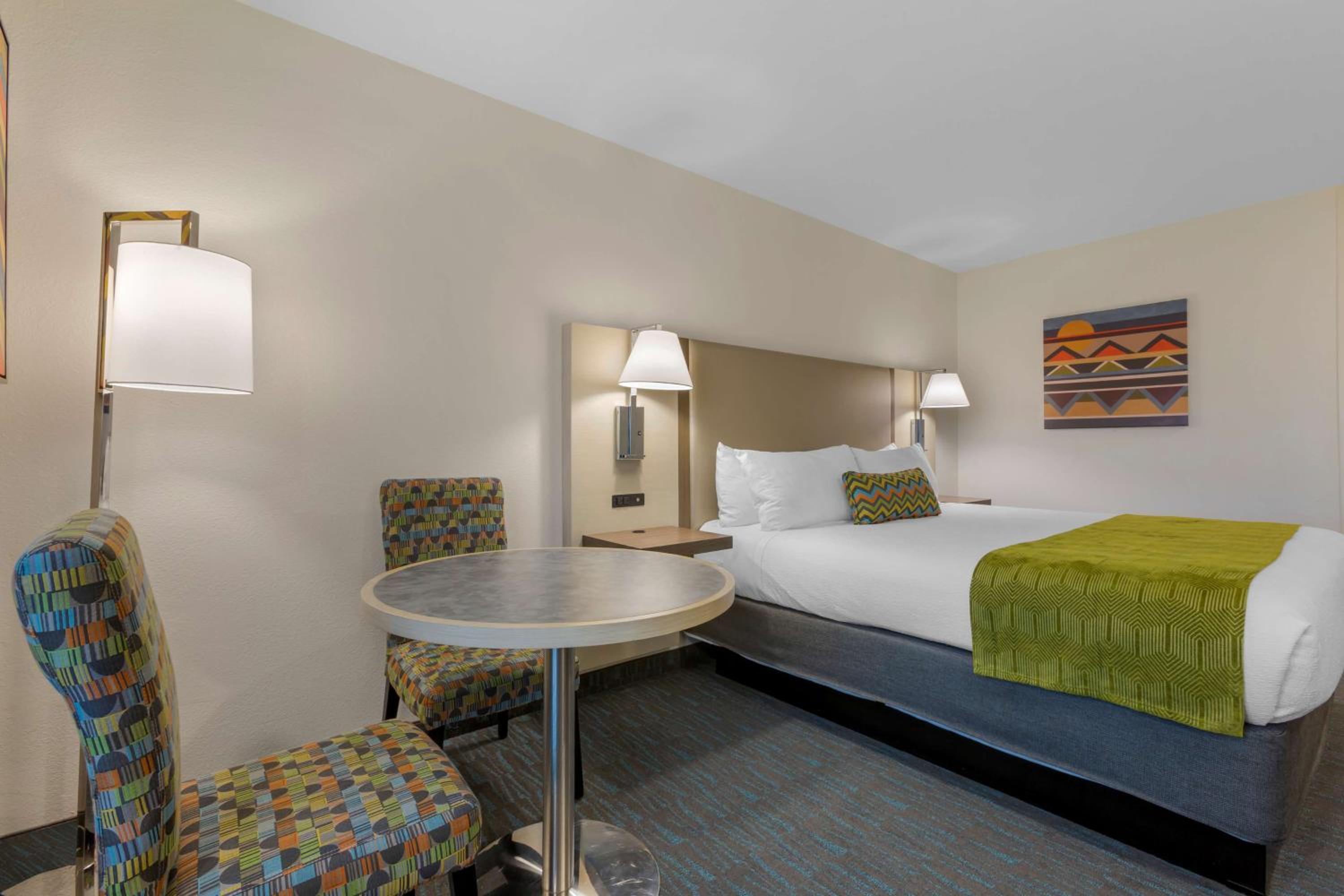 King Room with Roll-in Shower - Disability Access/Non-Smoking - Photo 1