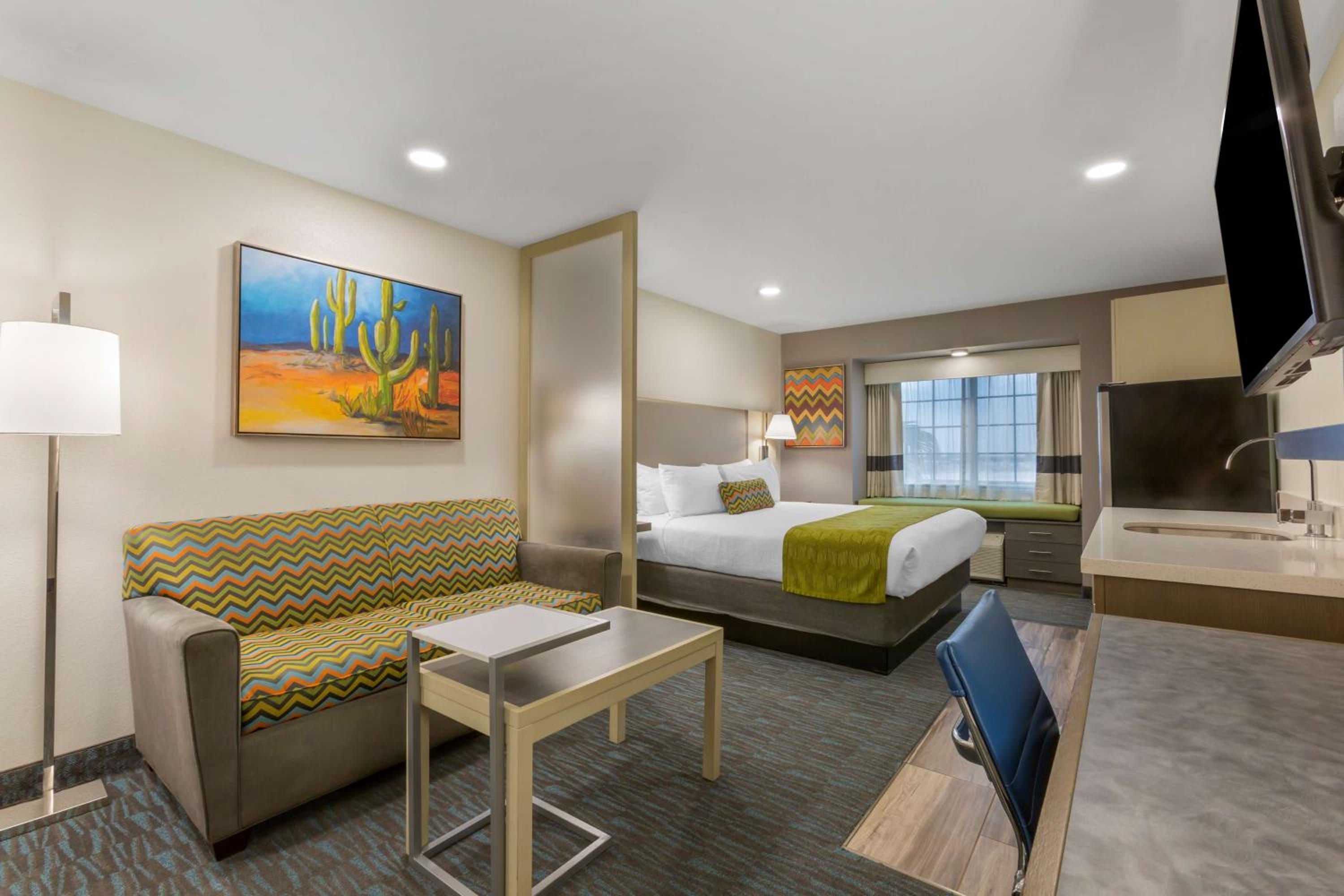 One-Bedroom King Suite with Sofa Bed and Kitchenette - Non-Smoking - Photo 6