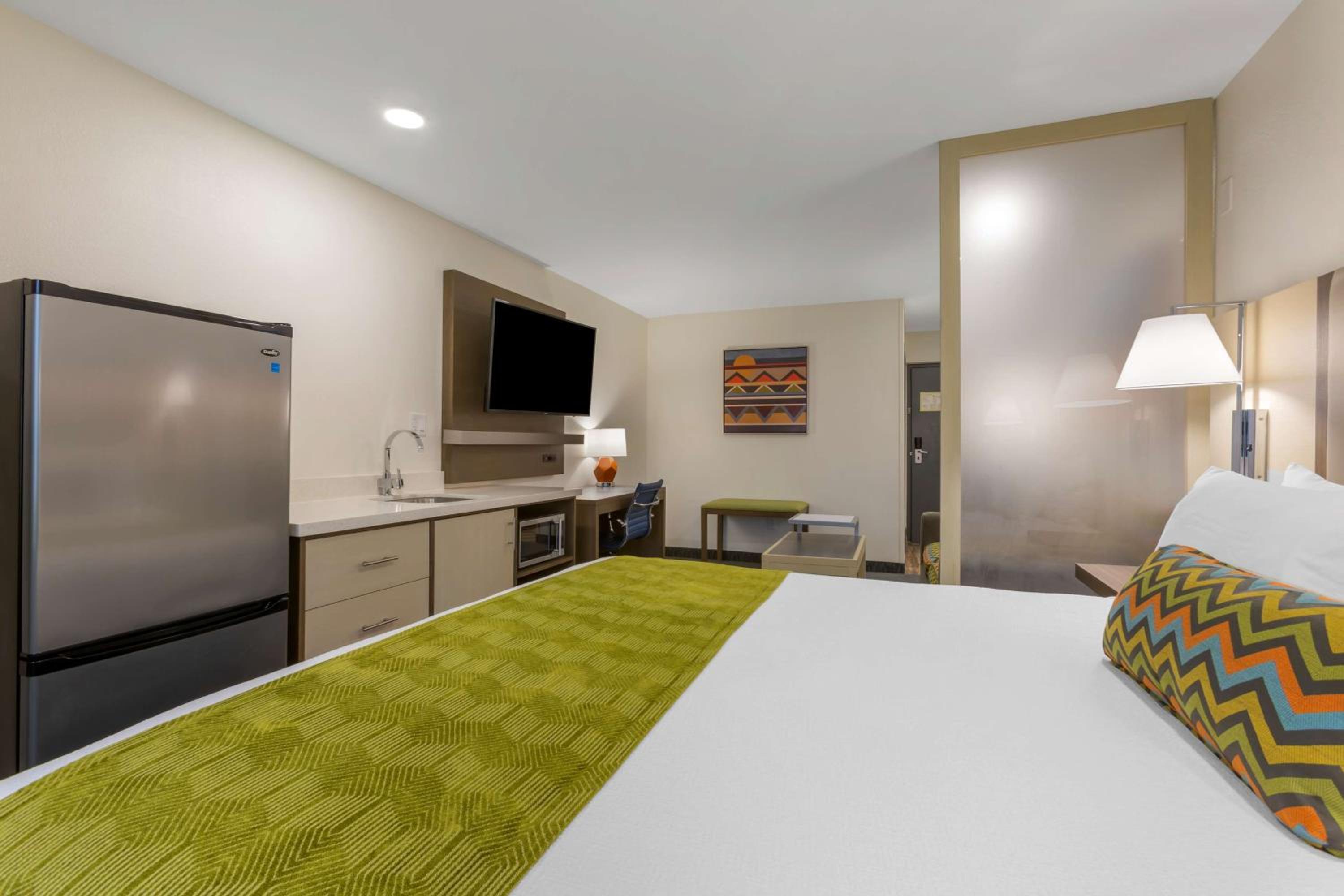 One-Bedroom King Suite with Sofa Bed and Kitchenette - Non-Smoking - Photo 1