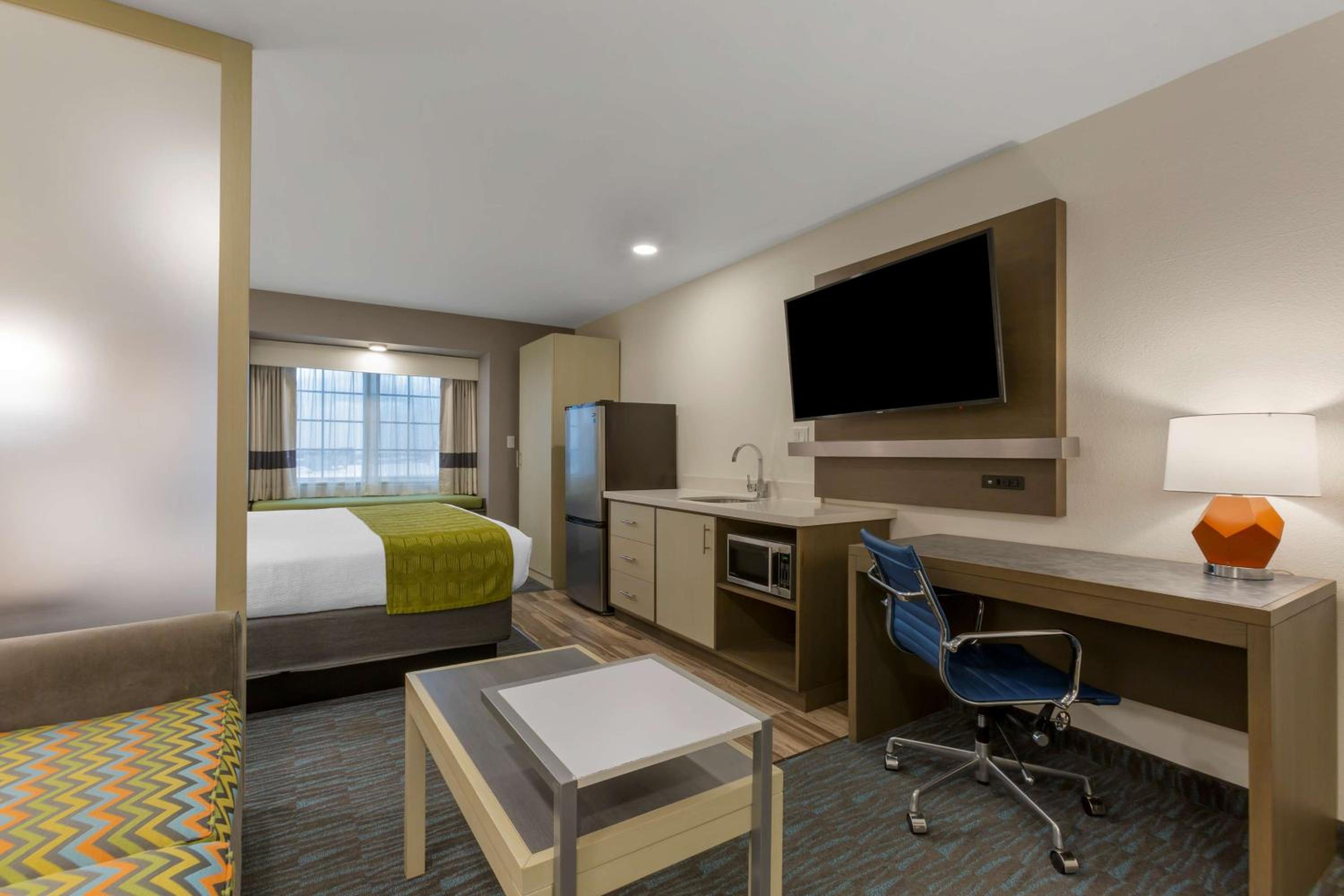 One-Bedroom King Suite with Sofa Bed and Kitchenette - Non-Smoking - Photo 2
