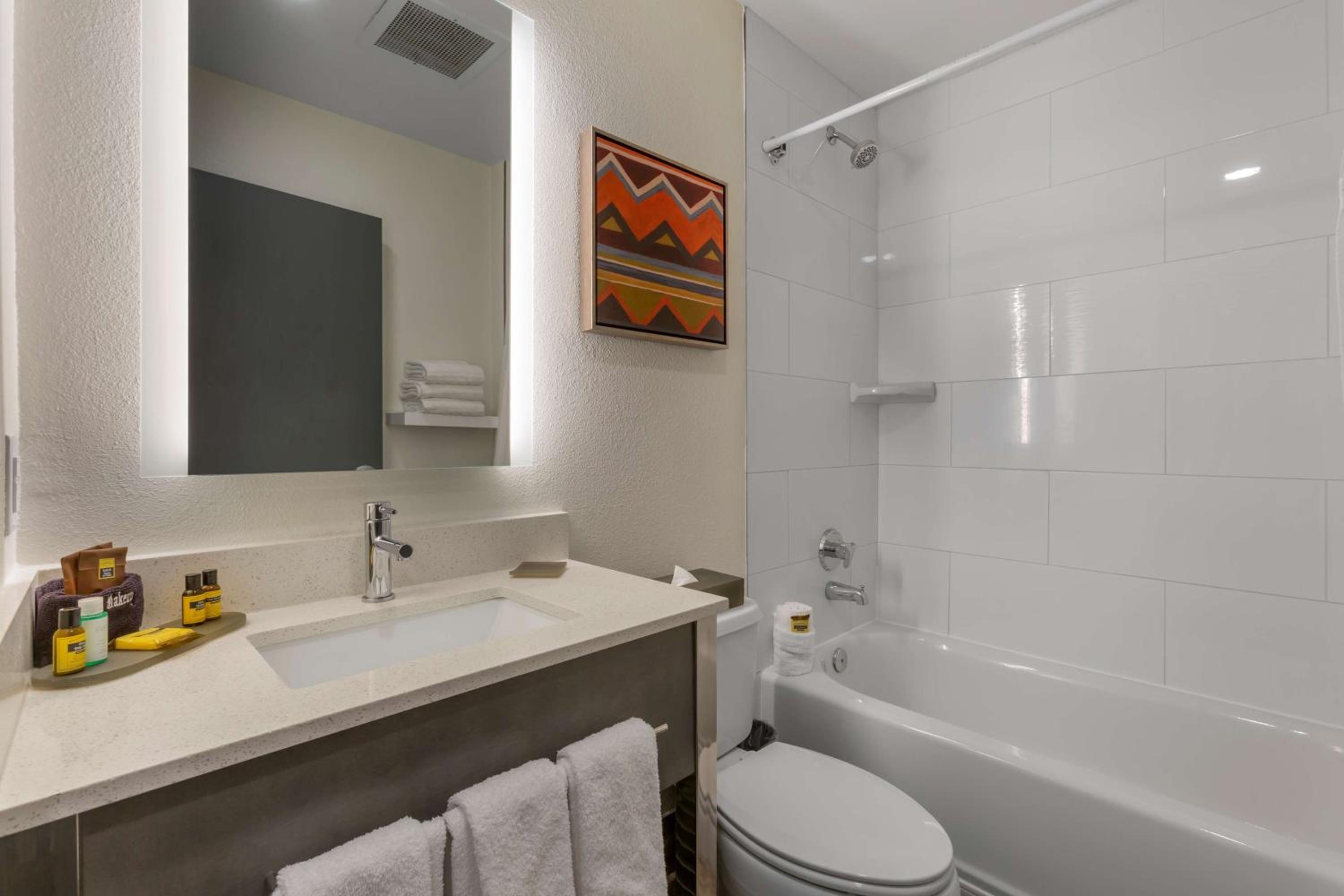 Queen Room with Two Queen Beds and Kitchenette - Non-Smoking - Photo 4