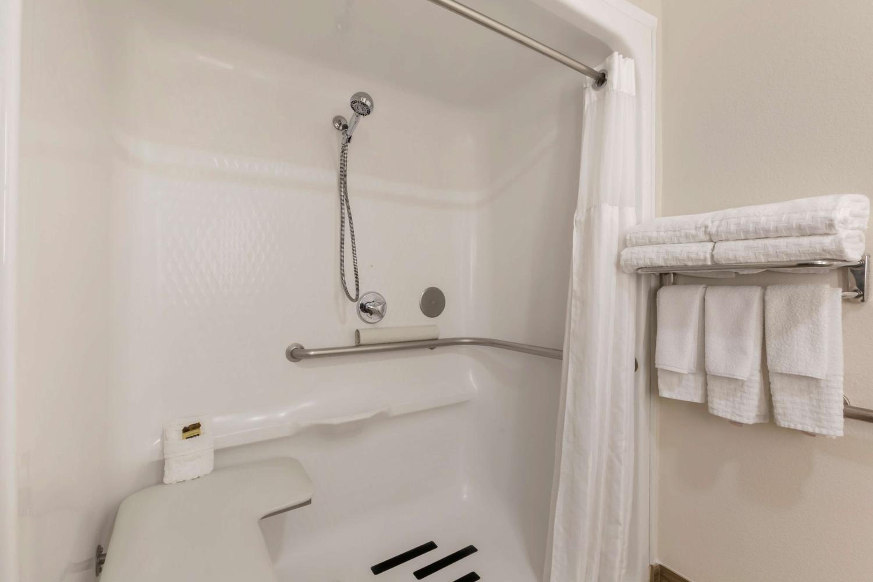King Room with Roll-in Shower - Disability Access/Non-Smoking - Photo 2