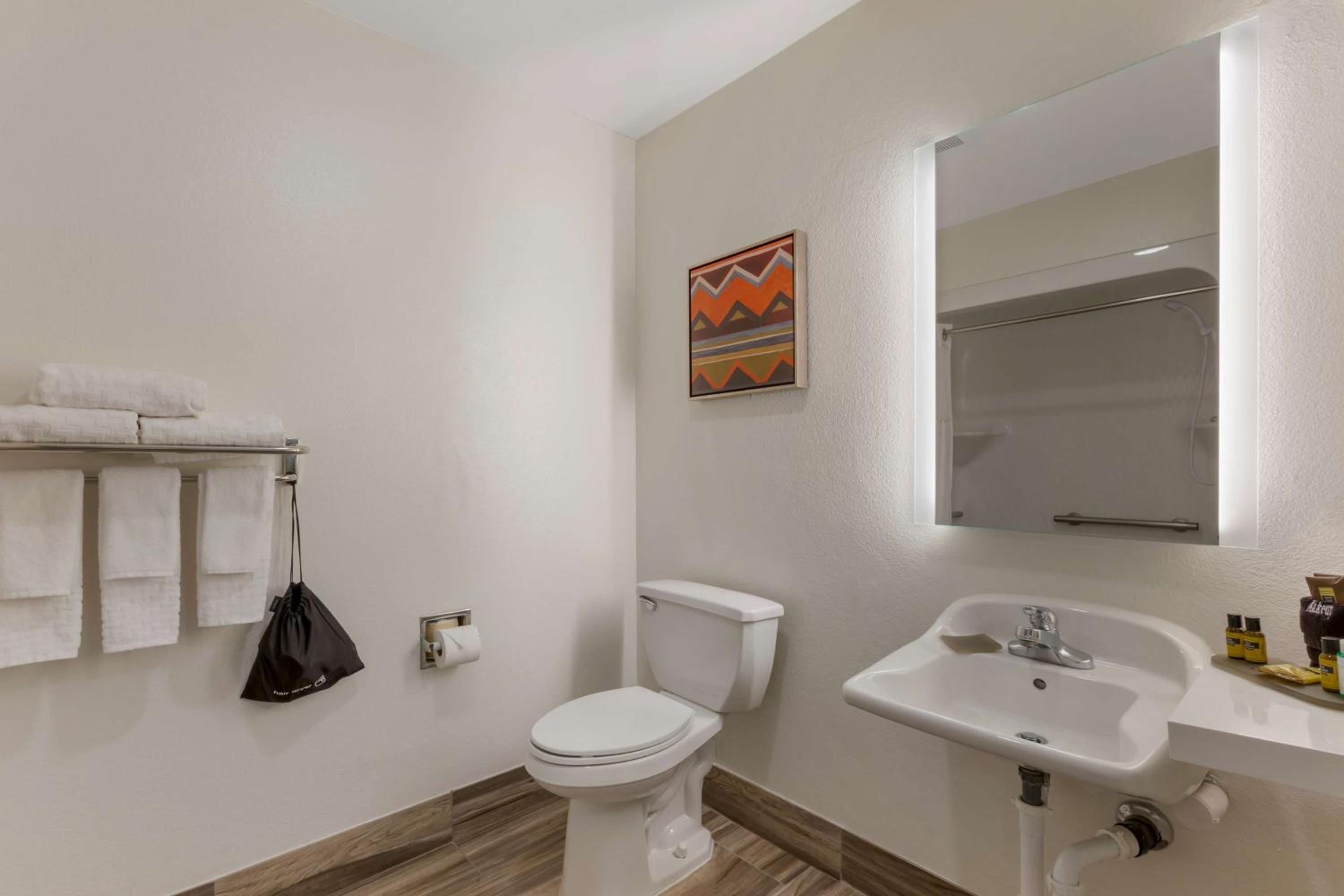 King Room with Roll-in Shower - Disability Access/Non-Smoking - Photo 5
