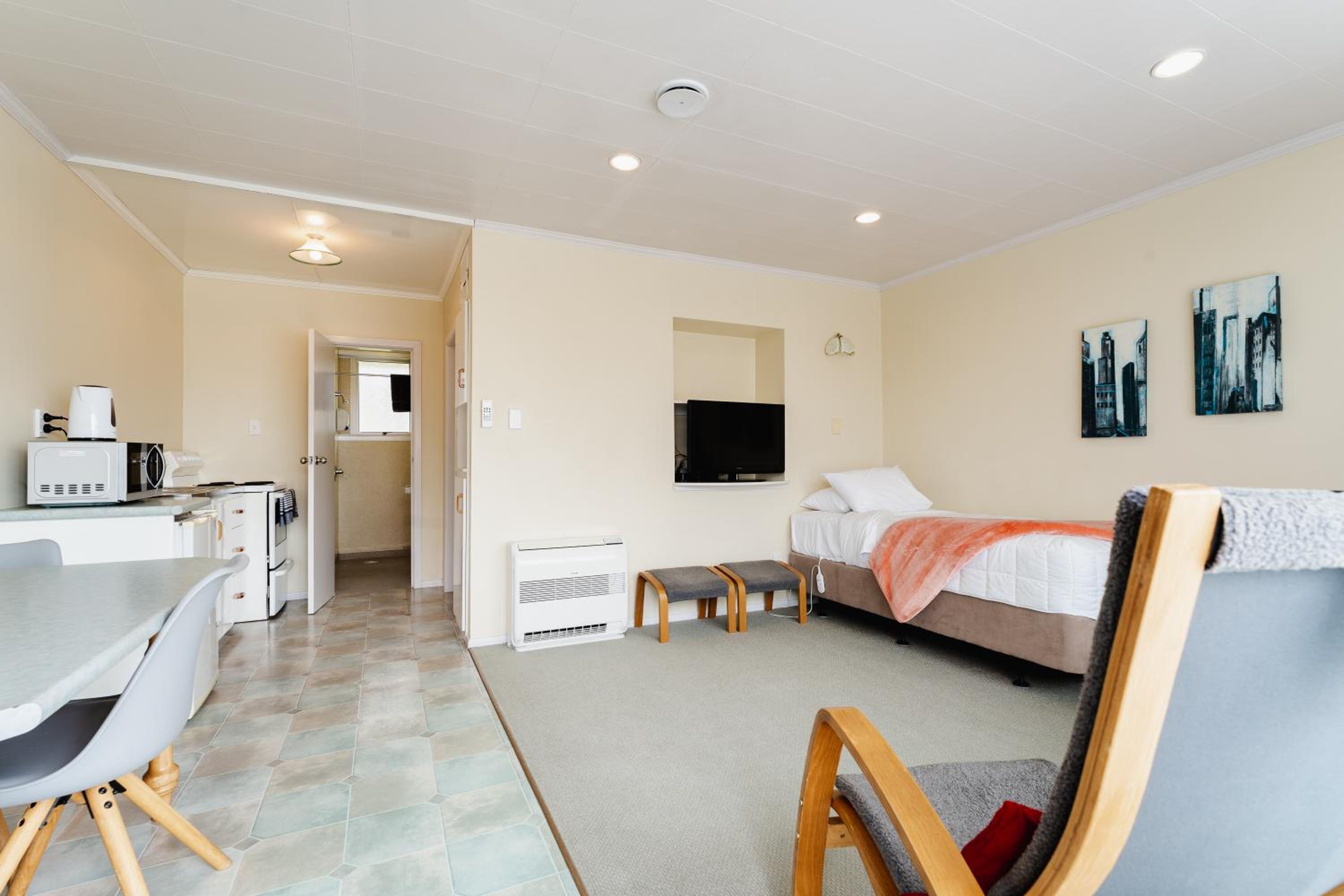 Queen One Bedroom Unit - Photo 4