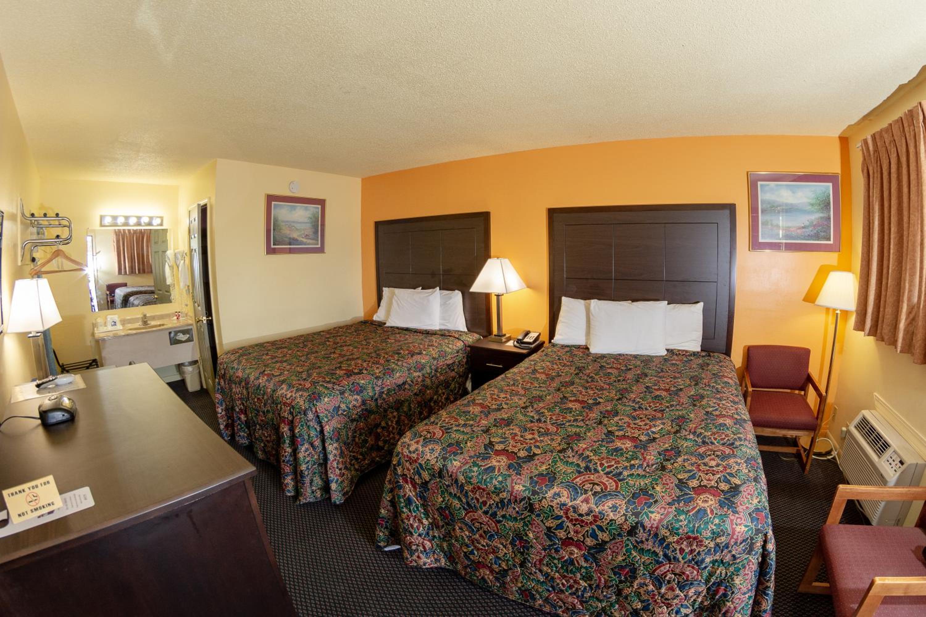 Double Room with Two Double Beds - Smoking - Photo 2