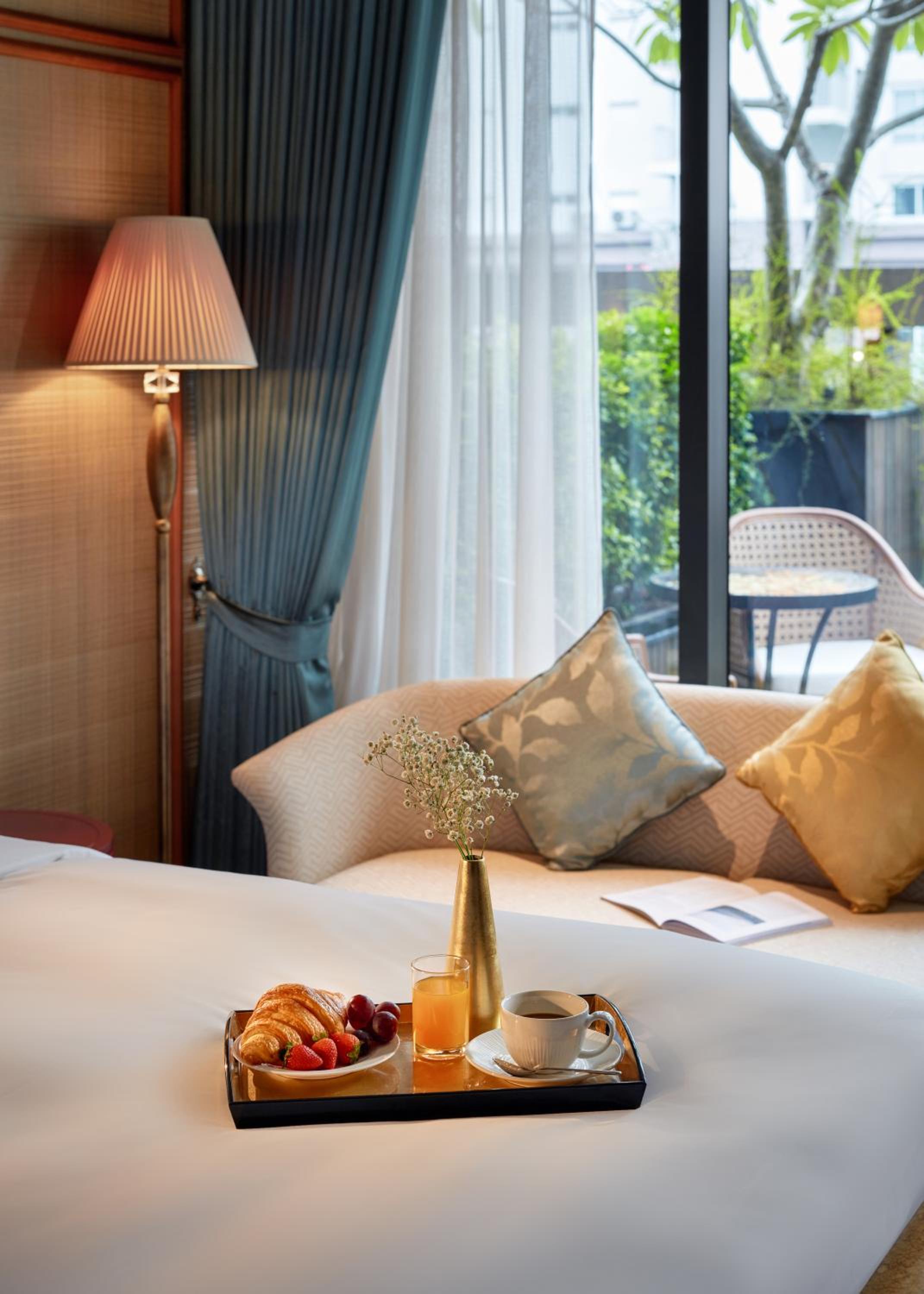 Executive King Room with Lounge Access - High Floor photo 2