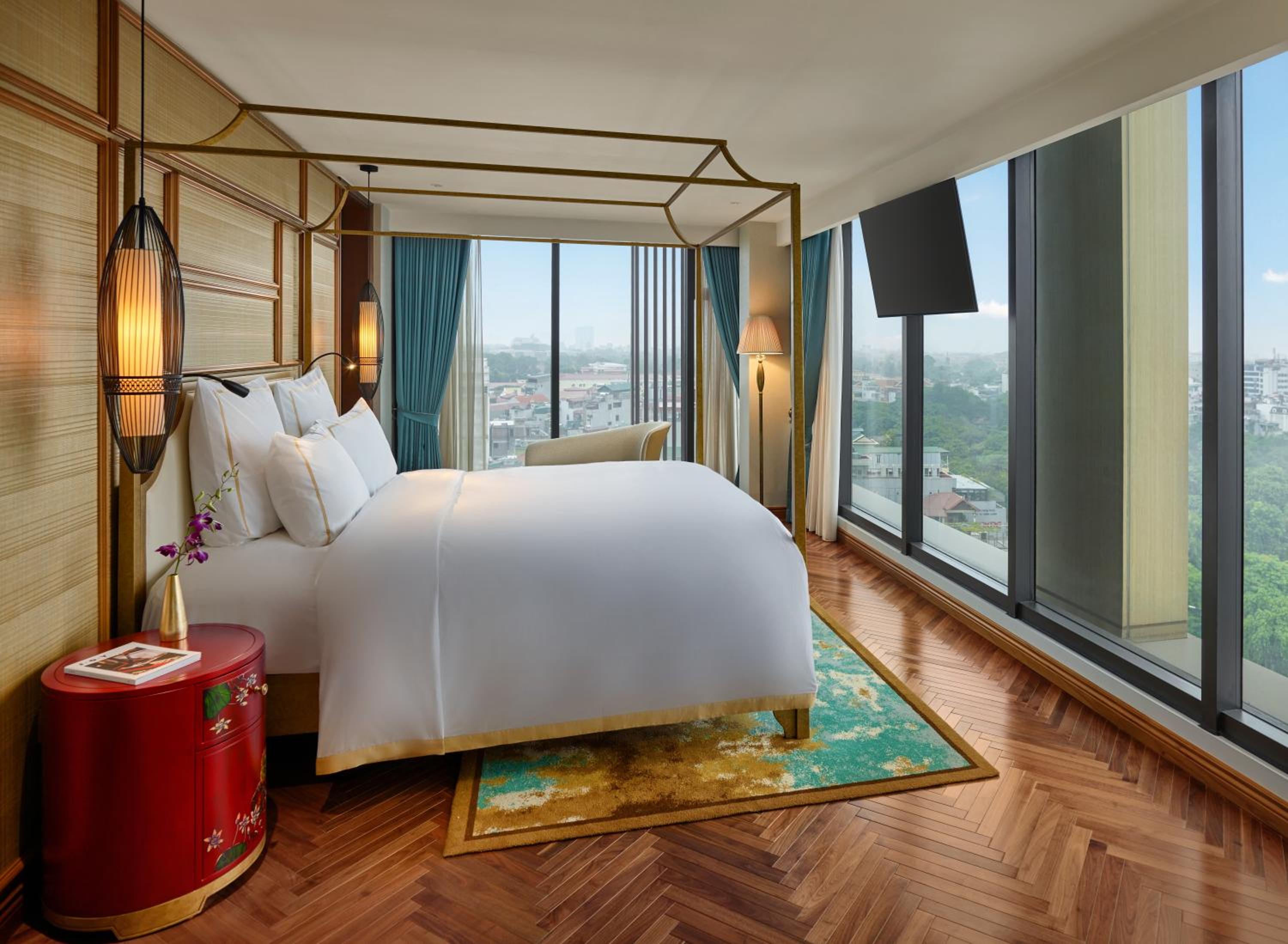 Deluxe King Suite with Lounge Access photo 2