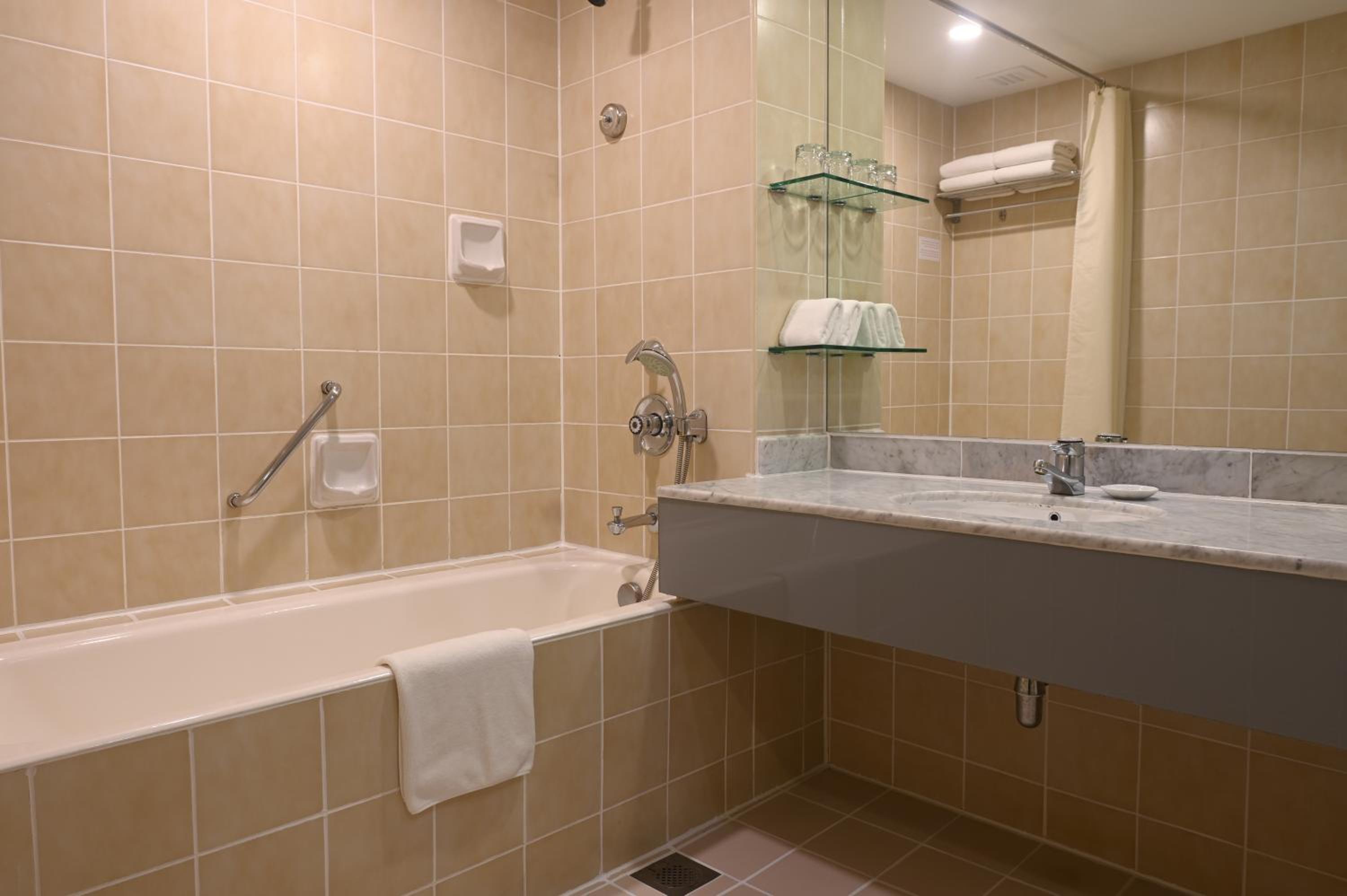 Deluxe Family Suite - Photo 5