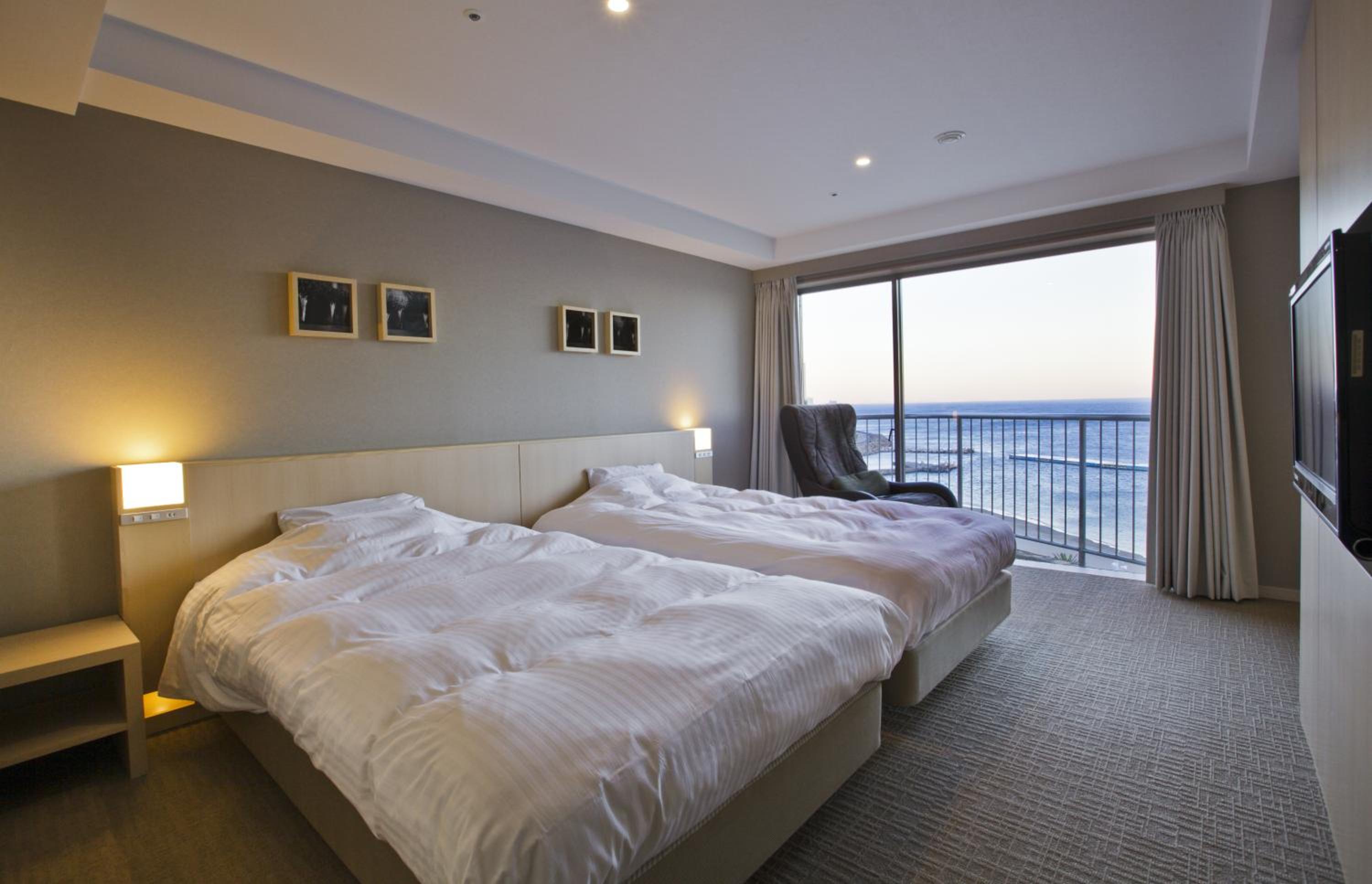 Family Room - Non-Smoking -Top Floor photo 3